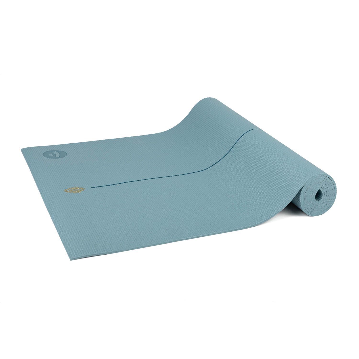Blaugrüne Yogamatte, teilweise gerollt. Logo und Mittellinie sichtbar. Oberfläche mit Wabenmuster. Weißer Hintergrund.