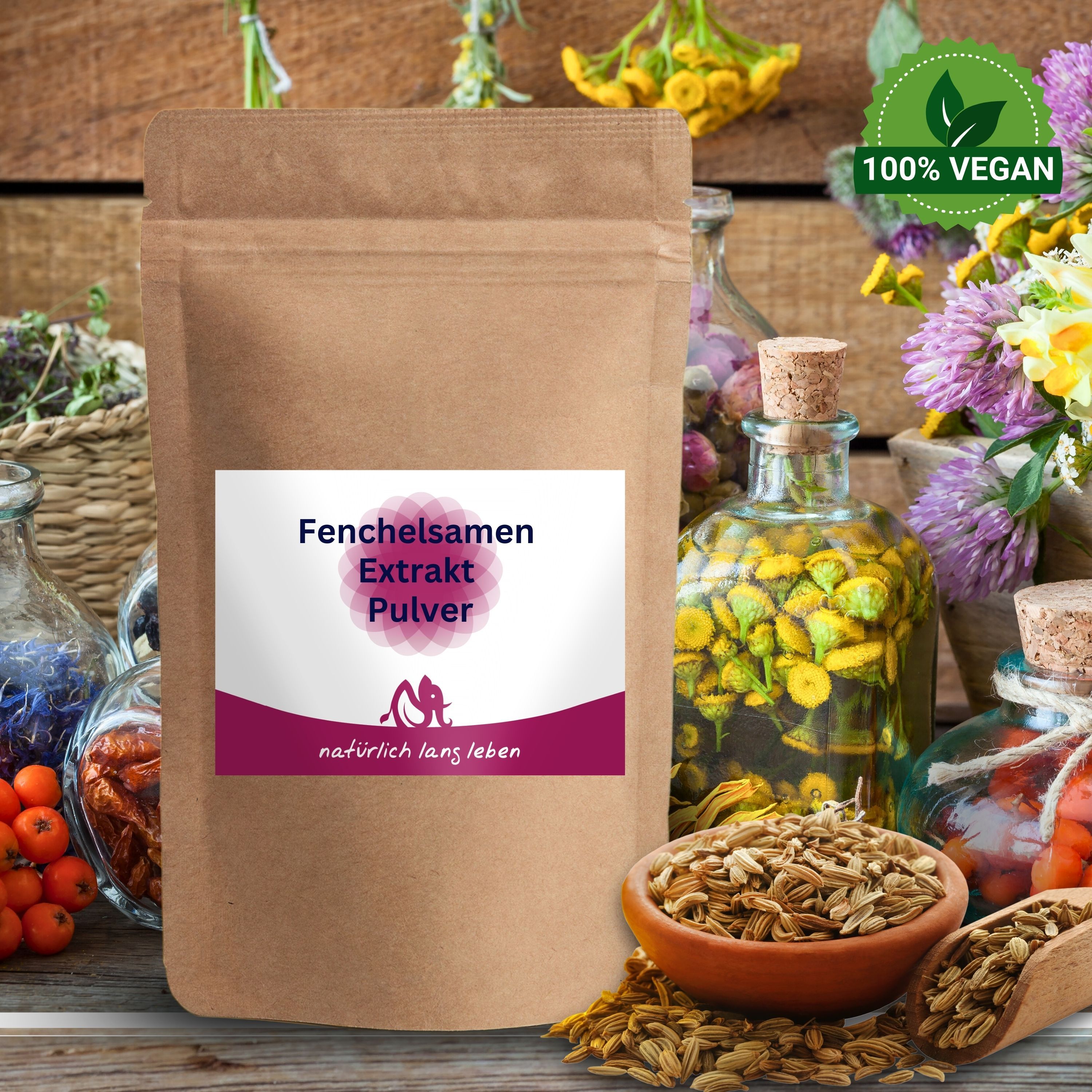 Braune Papiertüte mit Etikett. Fenchelsamen Extrakt Pulver. 100% vegan. Im Hintergrund: Kräuter, Flaschen, Schalen mit Samen und Löffel.