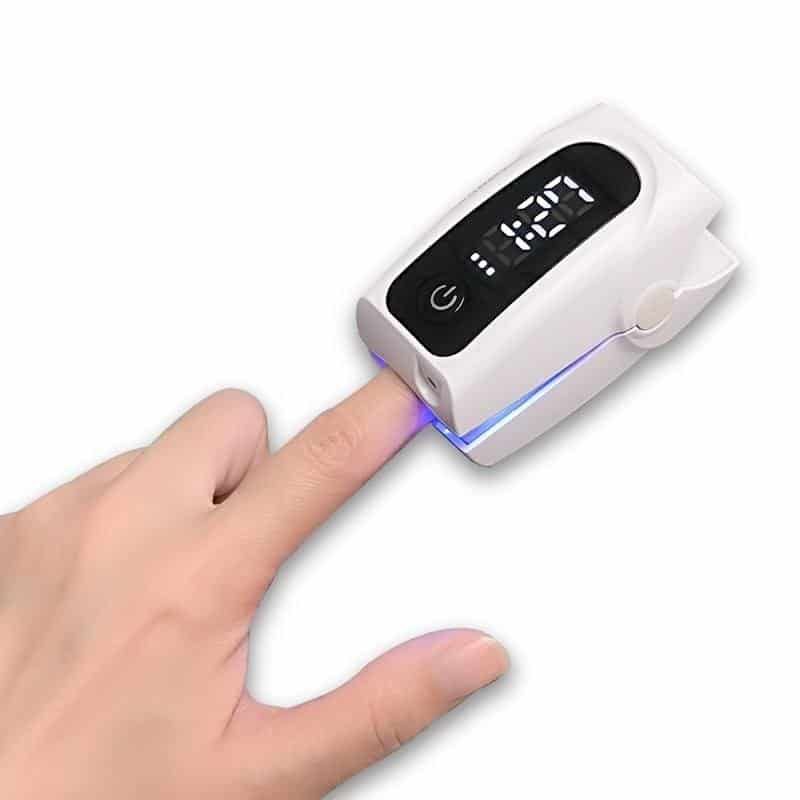 Lasergerät am Finger mit blauem Licht und digitaler Anzeige.