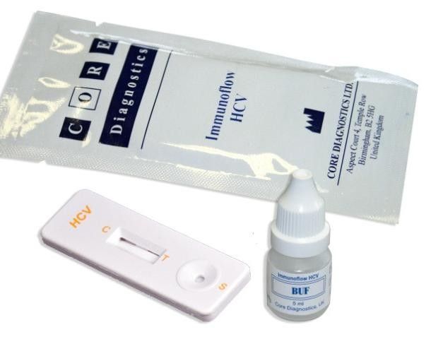 HCV-Testkit mit Teststreifen, Tropfflasche und Folienverpackung. Beschriftung: Immunoflow HCV, CORE Diagnostics.