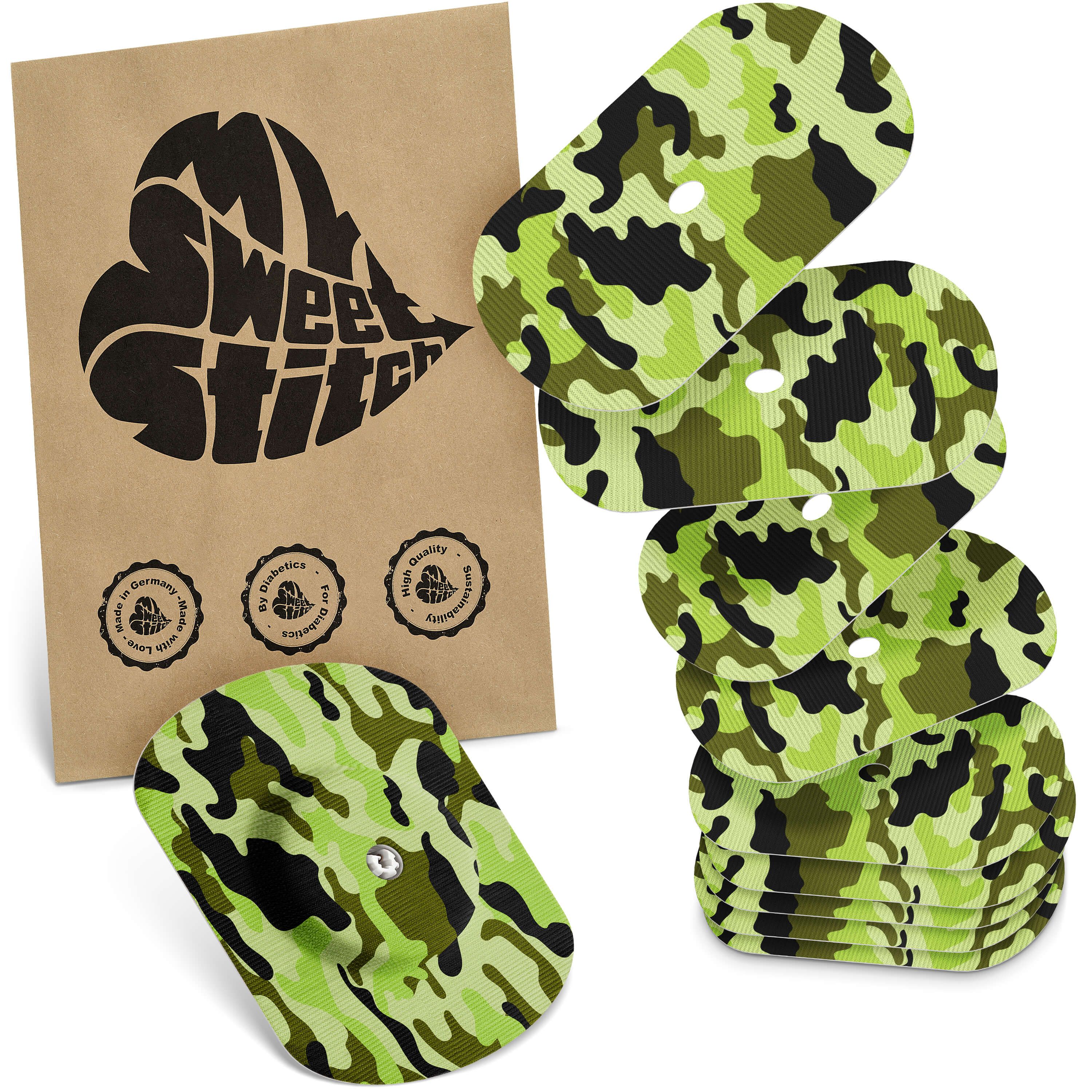 Braune Verpackung mit Logo. Mehrere ovale Pflaster mit Tarnmuster, teilweise gestapelt. Qualitätszeichen.