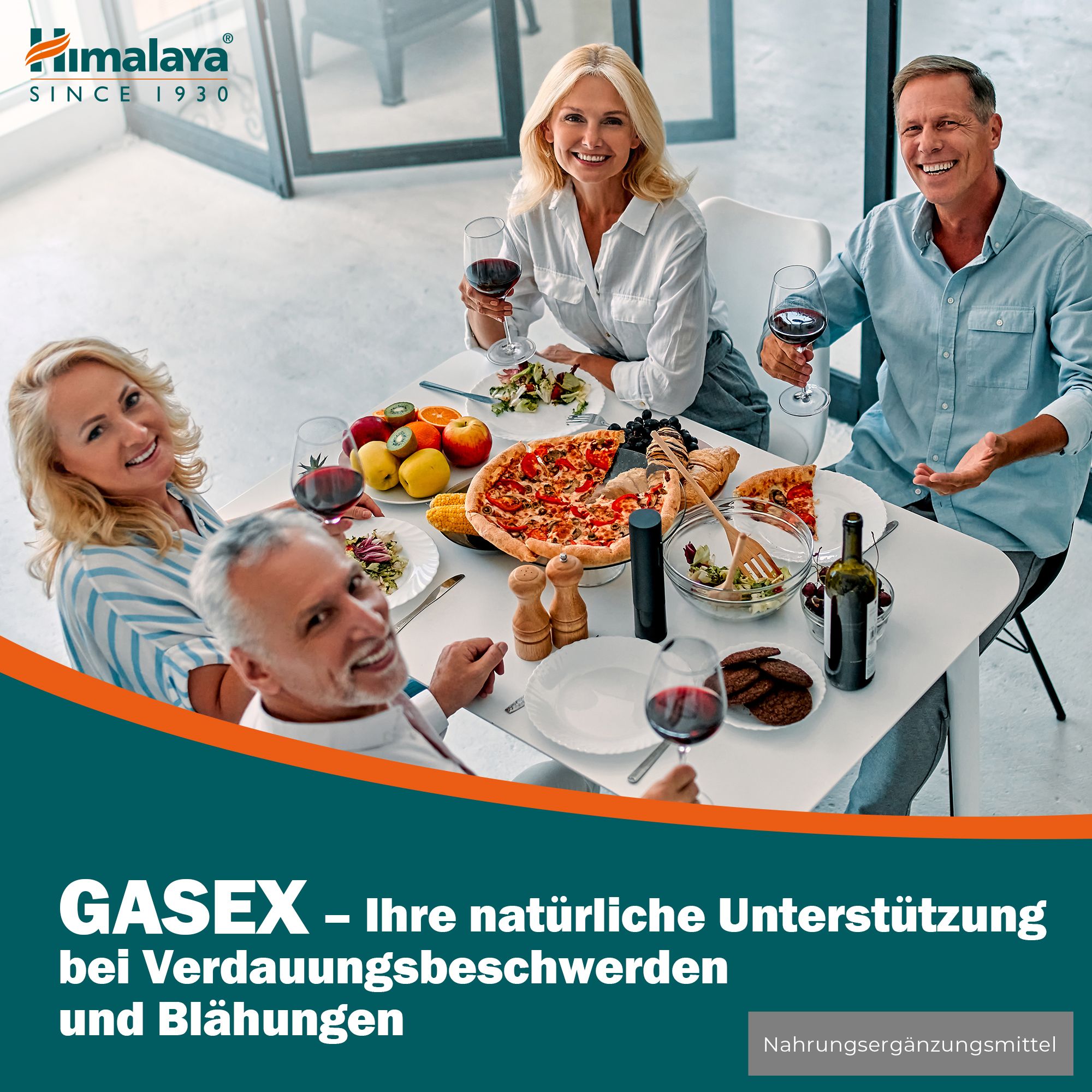 Menschen genießen eine Mahlzeit mit Himalaya Gasex auf dem Tisch.