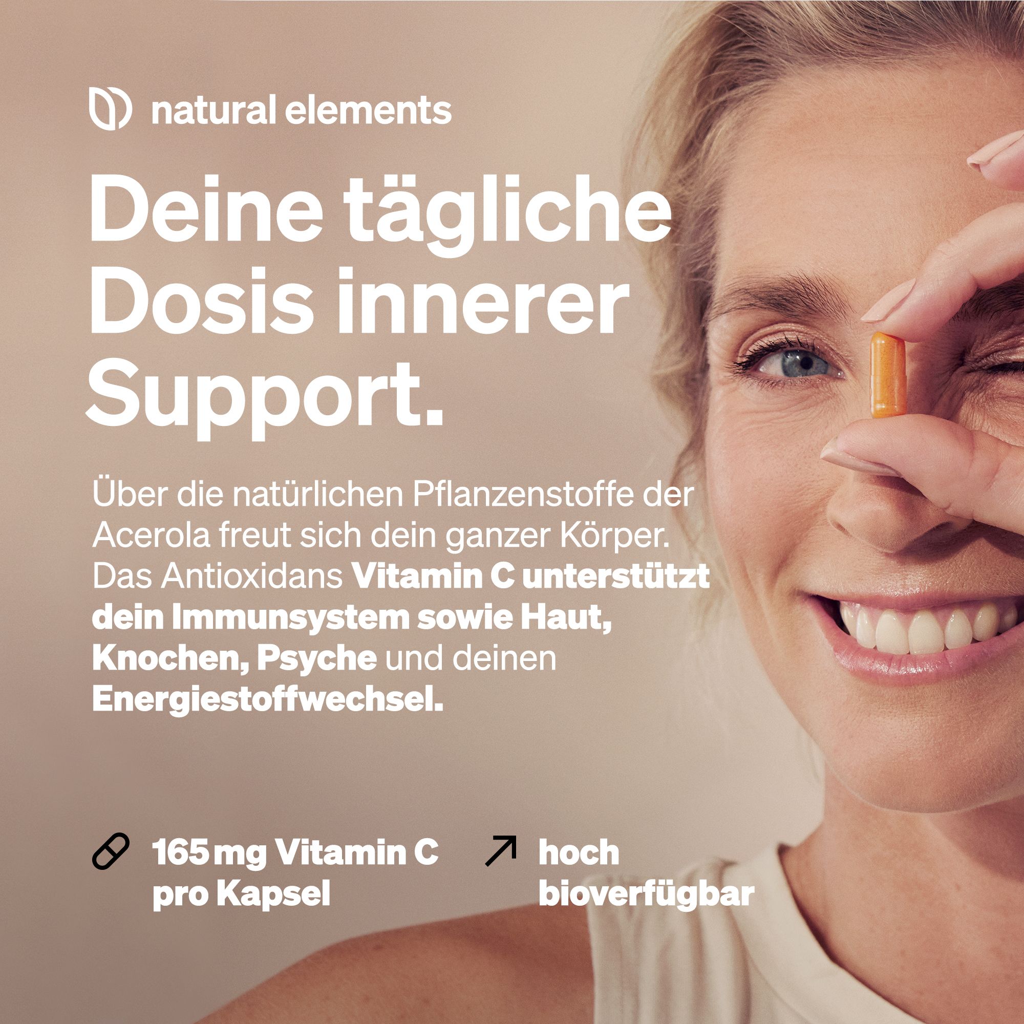 Frau hält Kapsel. Text: Deine tägliche Dosis innerer Support. 165 mg Vitamin C pro Kapsel. Hoch bioverfügbar.