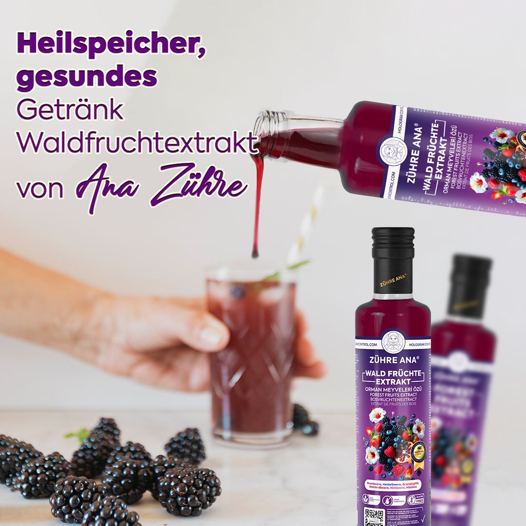 Flasche mit Waldbeerensaft wird in ein Glas mit Eis und Beeren gegossen. Frische Brombeeren liegen daneben.