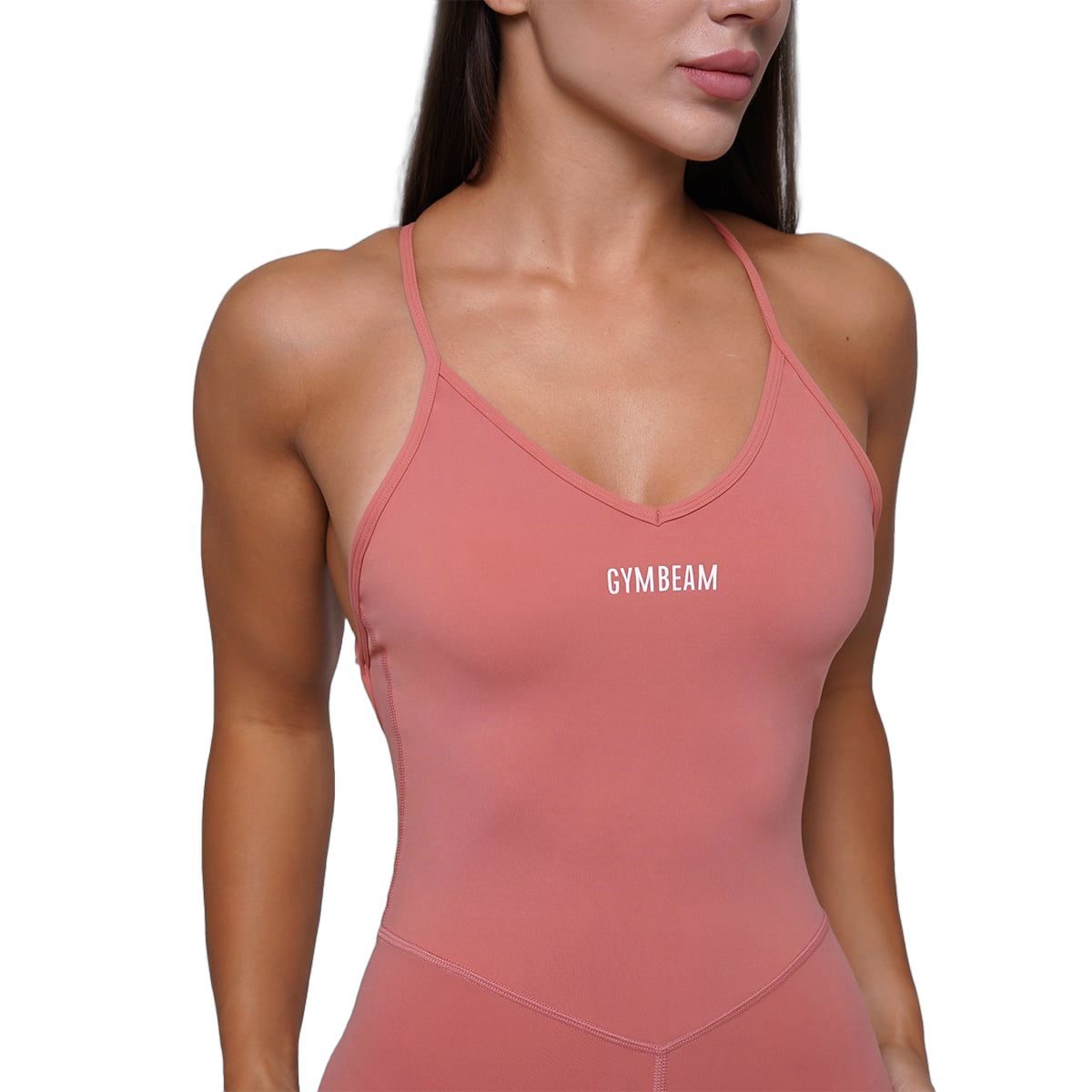 Detailansicht des Damen-Jumpsuits in Lachsfarbe: V-Ausschnitt und Logo.