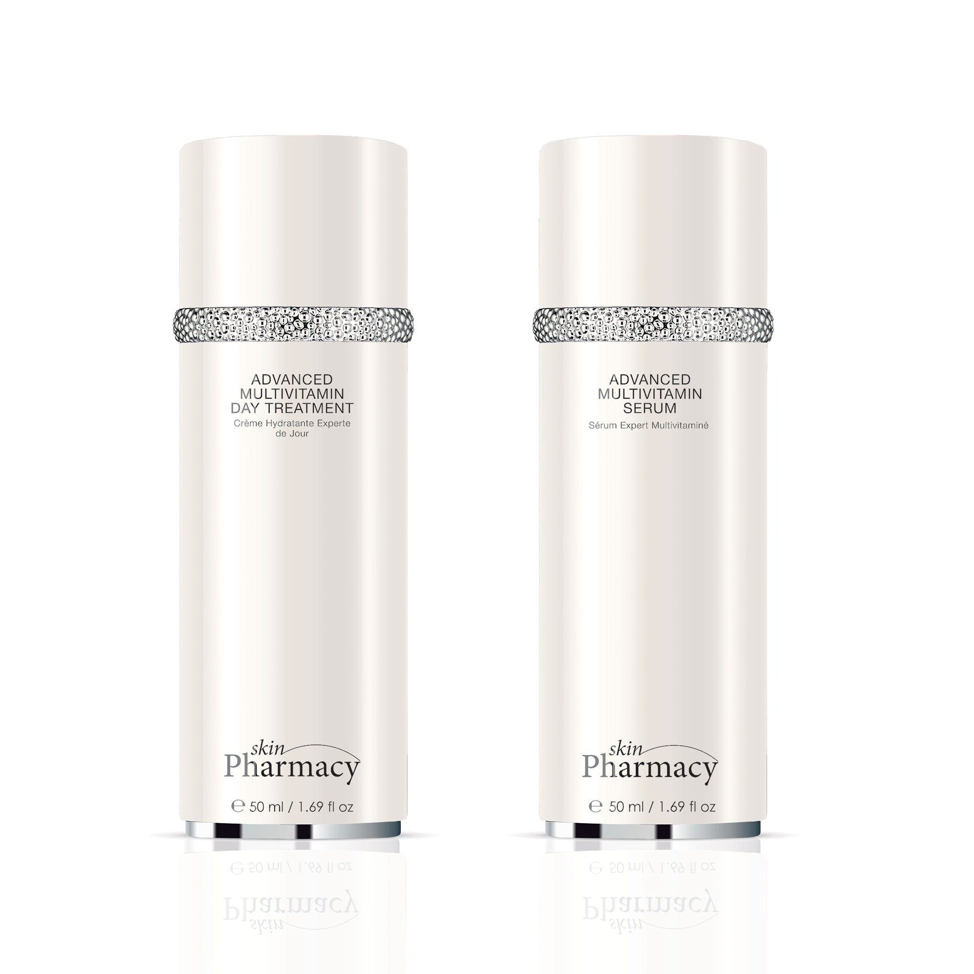 Zwei weiße Flaschen mit silbernen Ringen und Text. Aufschrift: skinPharmacy, Advanced Multivitamin Day Treatment und Serum. 50 ml.
