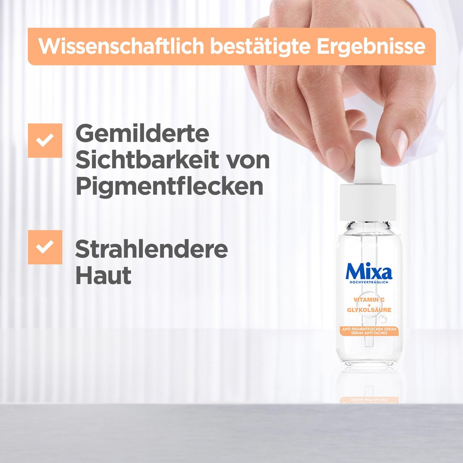 Mann hält eine Flasche Mixa Serum. Text: Gemilderte Sichtbarkeit von Pigmentflecken, strahlendere Haut. Wissenschaftlich bestätigte Ergebnisse.