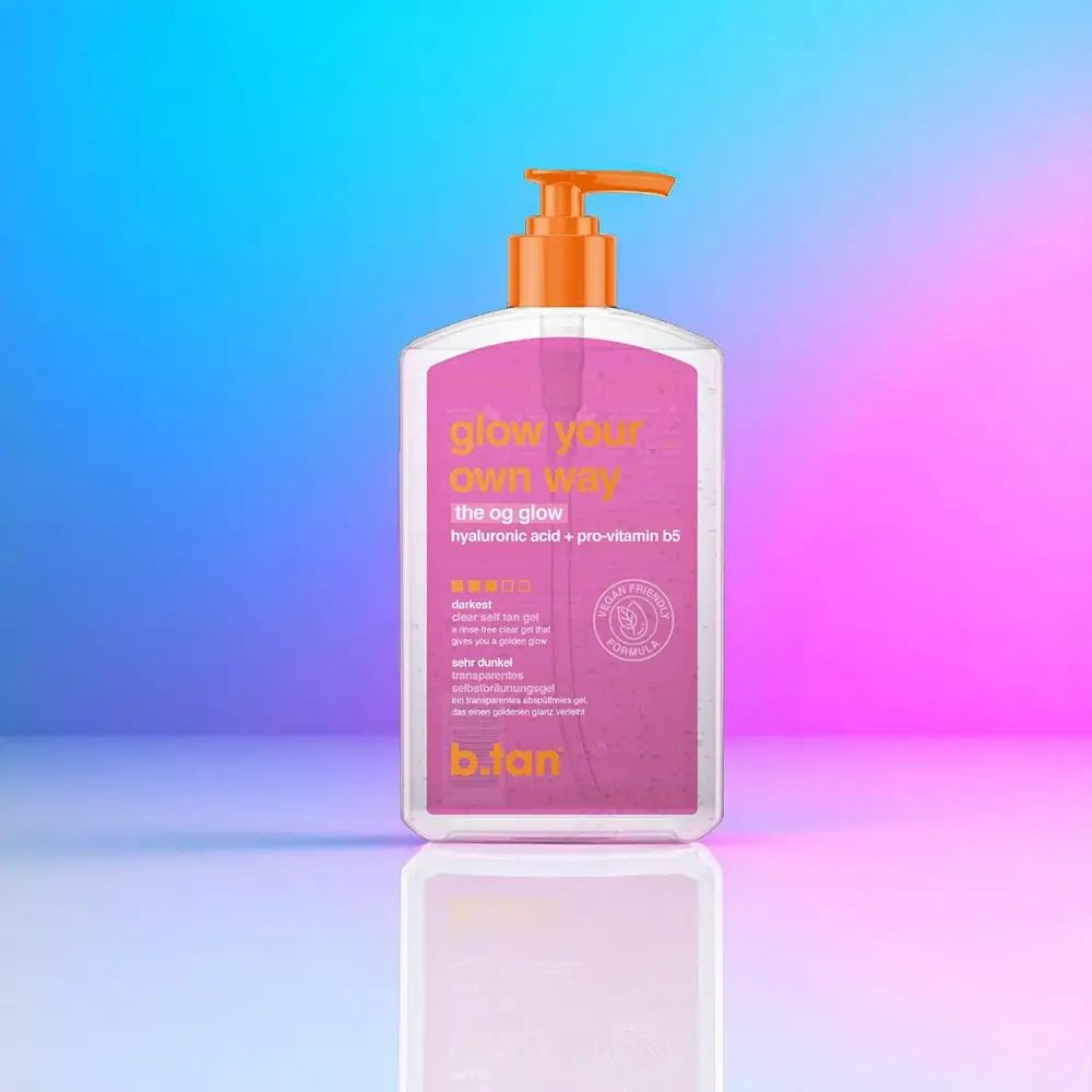 Transparente Flasche mit rosa Etikett. Aufschrift: glow your own way, the og glow, b.tan. Mit Dosierpumpe.