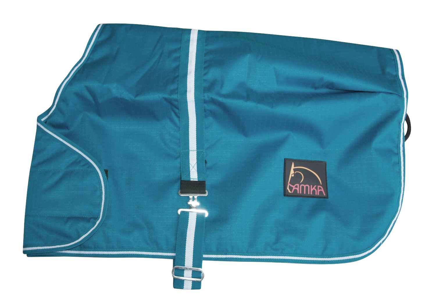 Türkisfarbene Pferdedecke mit weißem Streifen und AMKA-Logo. Metallverschlüsse und Klettverschluss.