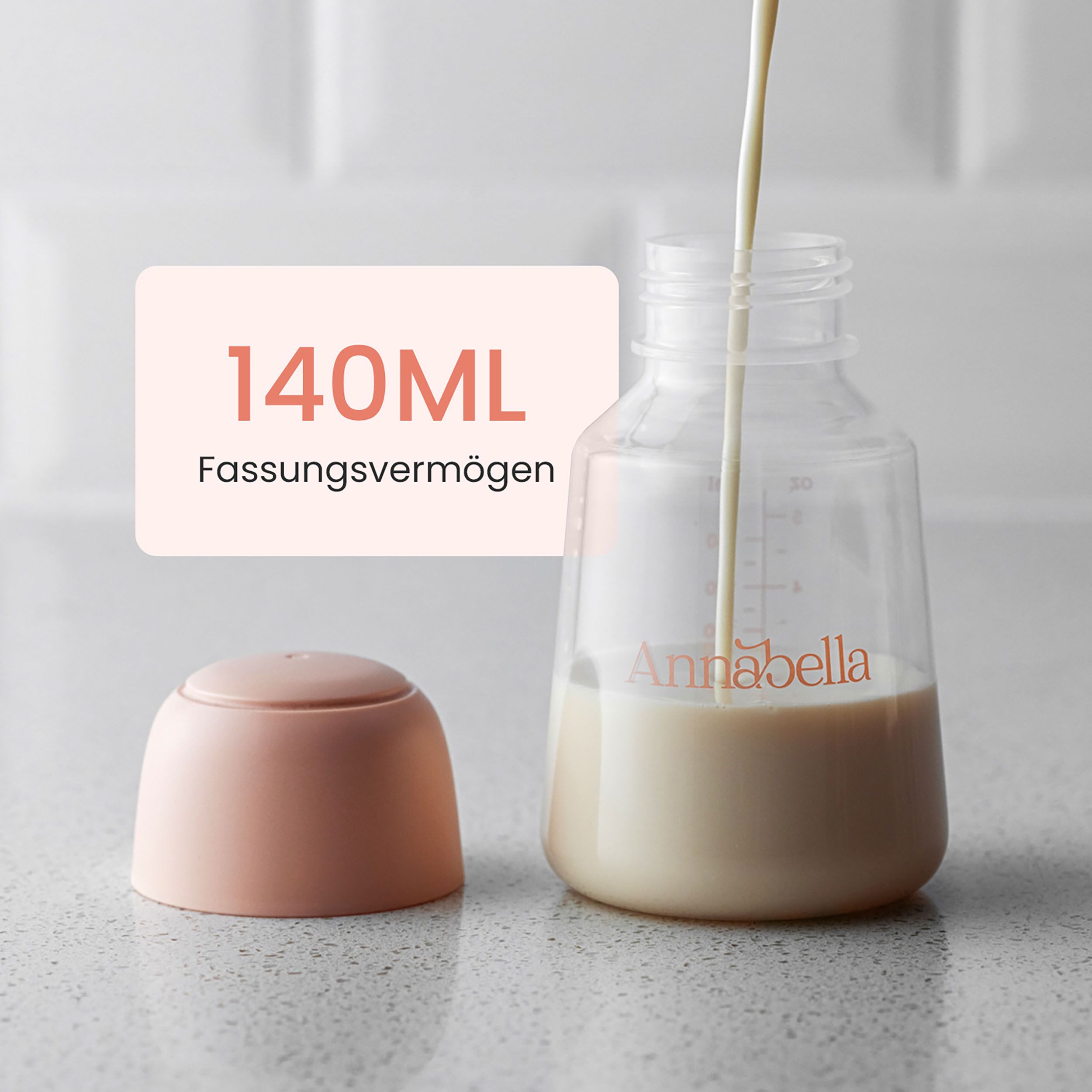 Milch wird in eine Flasche gefüllt. Flasche mit Deckel, Skala und Logo "Annabella". Text: 140ML Fassungsvermögen.