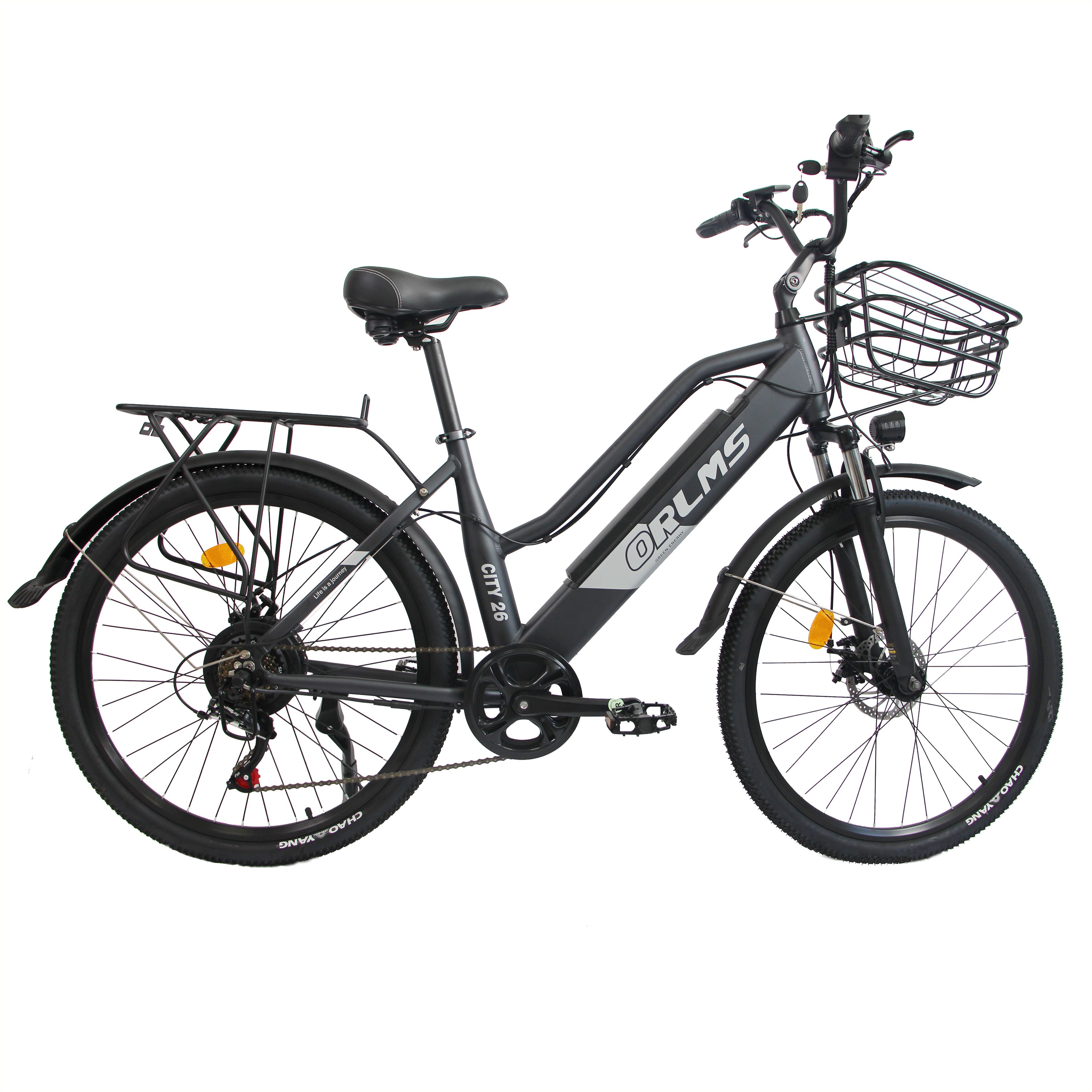 Graues E-Bike mit Korb, Gepäckträger und Schutzblechen. ORLMS-Logo am Rahmen. Schwarze Reifen.