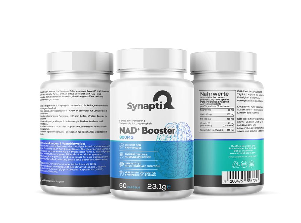 Drei weiße Kunststoff-Behälter mit Kapseln. Aufschrift: SynaptiQ, NAD+ Booster, 800mg. 60 Kapseln, 23.1g. Rückseite mit Nährwertangaben.