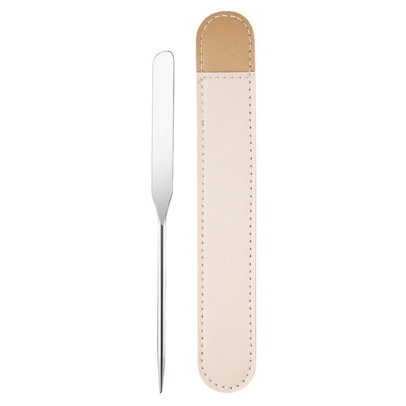 Ein Make-up-Spachtel-Mixer und eine beige Ledertasche. Der Mixer hat einen langen, schlanken Griff und eine flache, rechteckige Klinge.