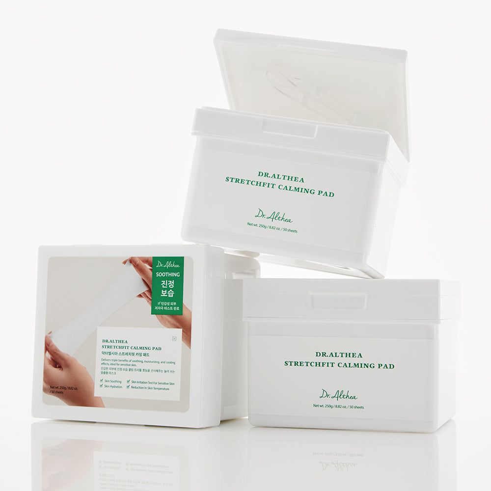 Drei Behälter mit Dr. Althea Stretchfit Calming Pads, einer geöffnet.
