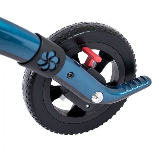 Nahaufnahme eines Rollator-Rades. Blaues Gestell, roter Bremshebel.