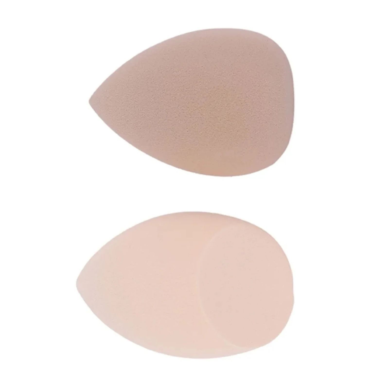 Zwei tropfenförmige Make-up-Schwämme in Hautfarbe.