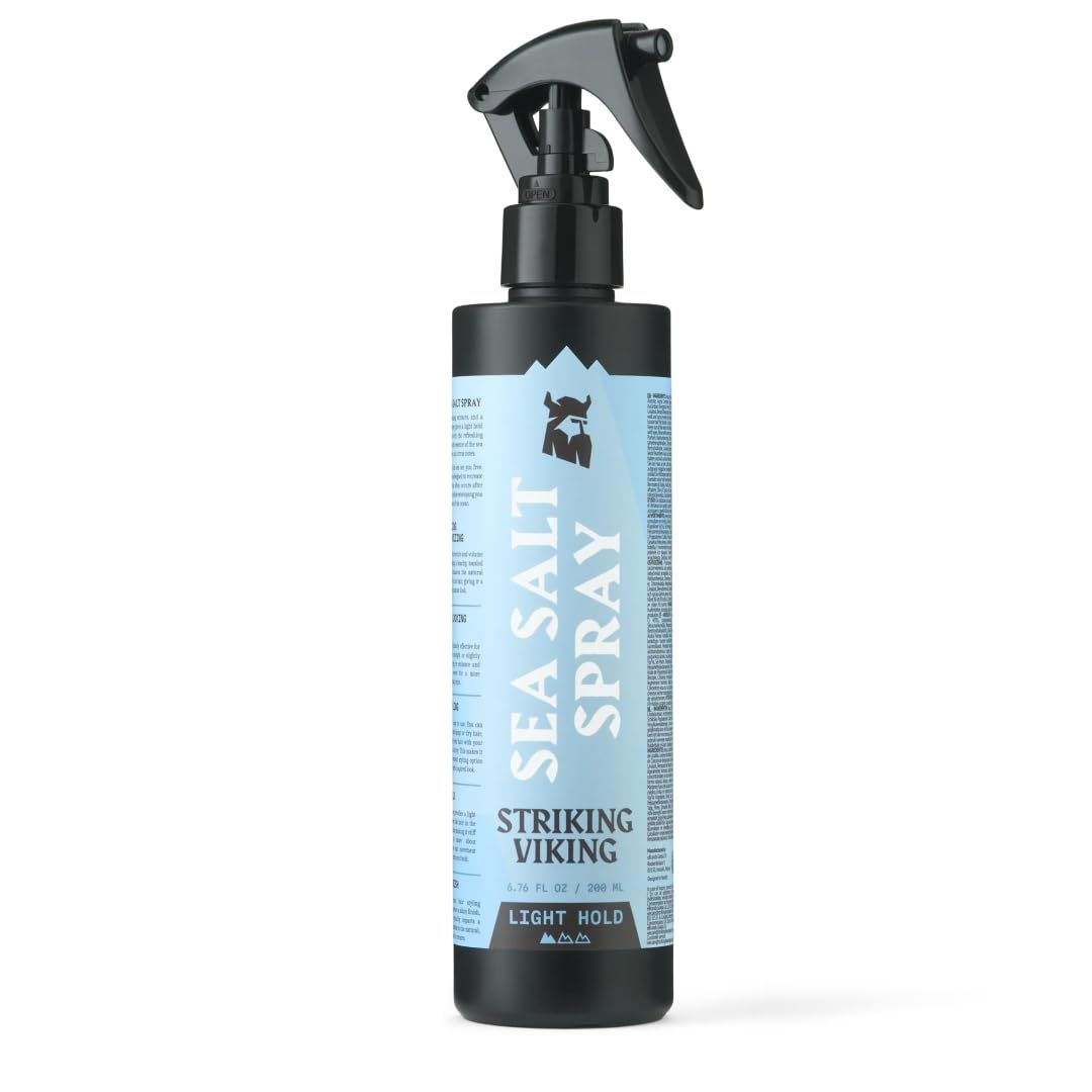 Schwarze Sprühflasche mit blauem Etikett. Aufschrift: Sea Salt Spray, Striking Viking, Light Hold. Schwarzer Sprühkopf.