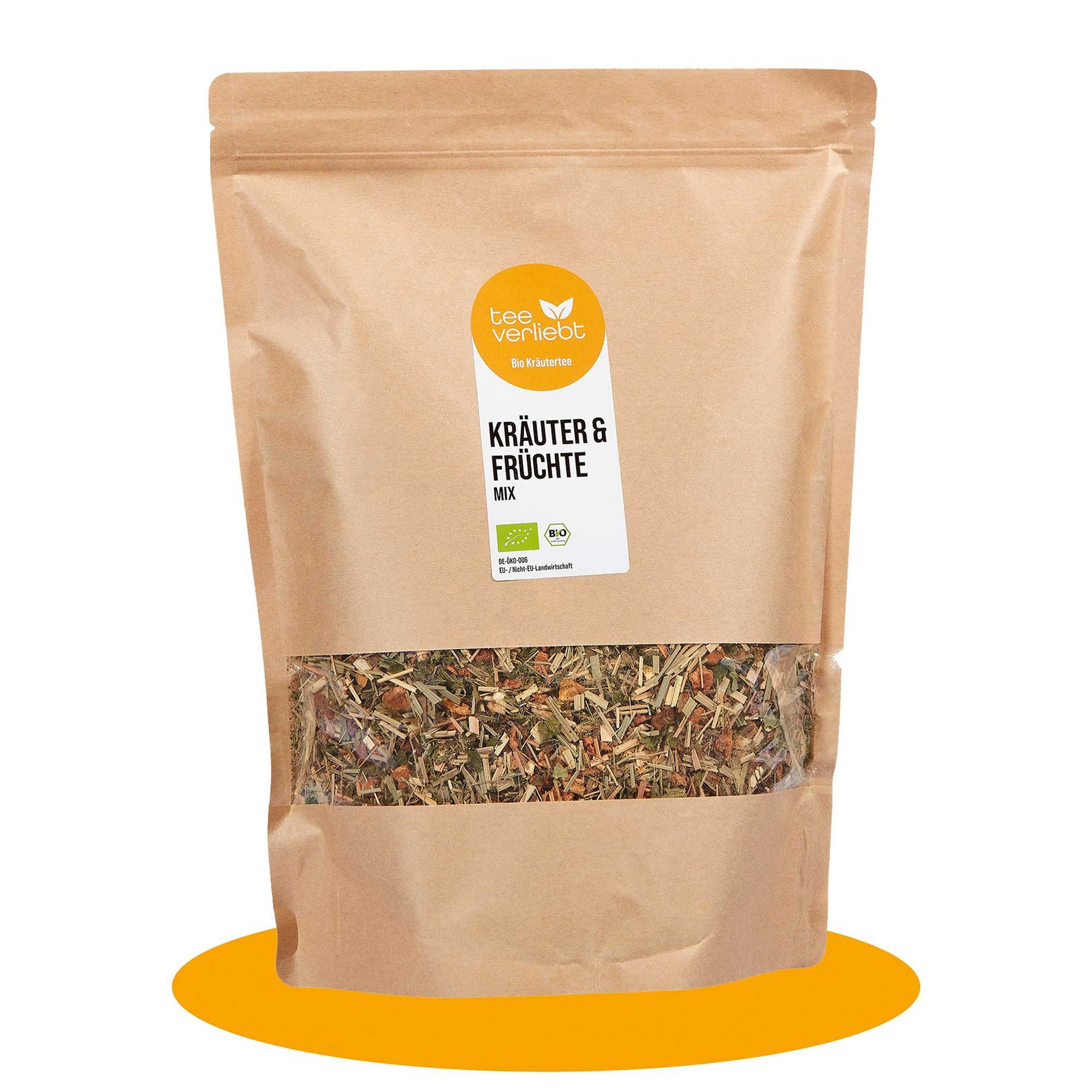 Beutel mit Kräuter- und Früchtemischung. Sichtfenster zeigt Inhalt. Logo 'tee.verliebt'. Bio-Siegel.