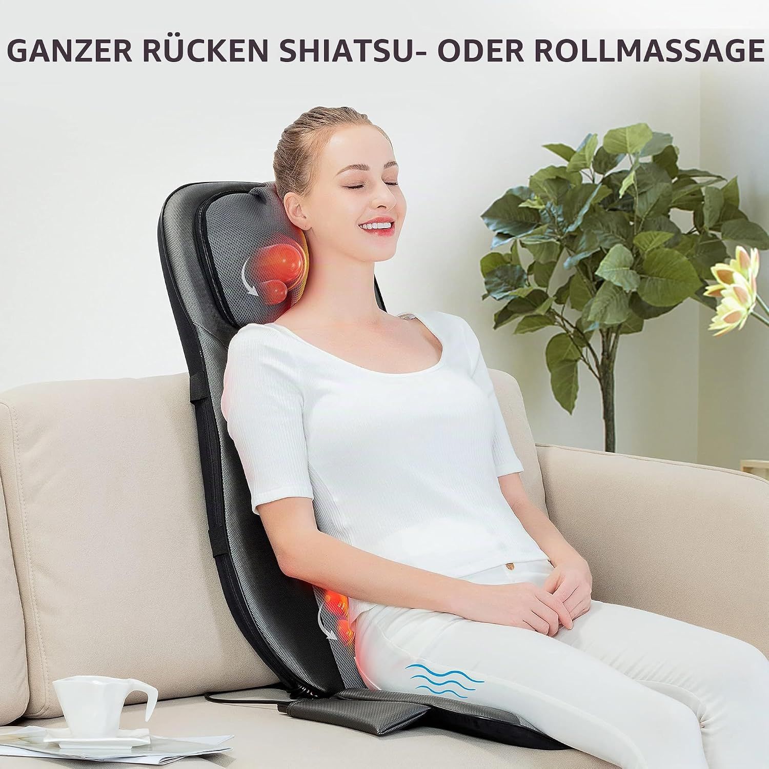 Frau entspannt sich auf einem Sofa mit einem Massagekissen. Rote Massageelemente sind im Nacken- und Lendenbereich sichtbar.