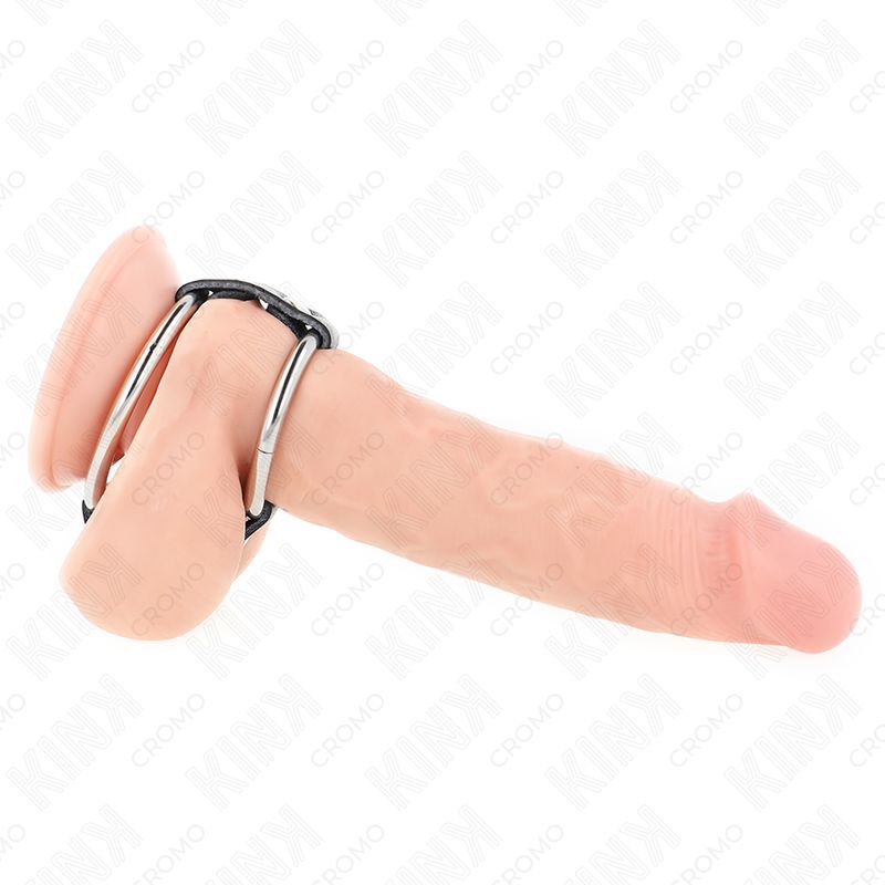 Penisring mit Metallringen und schwarzem Band. Silikon-Dildo mit Ring. Kink-Logo im Hintergrund.