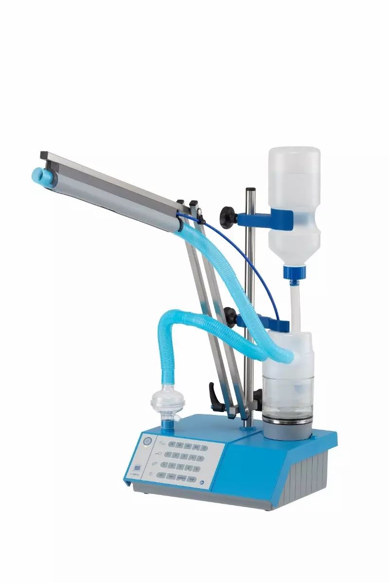 Ultraschallvernebler mit blauem Sockel, Wasserbehälter, Nebelkammer und verstellbarem Arm.