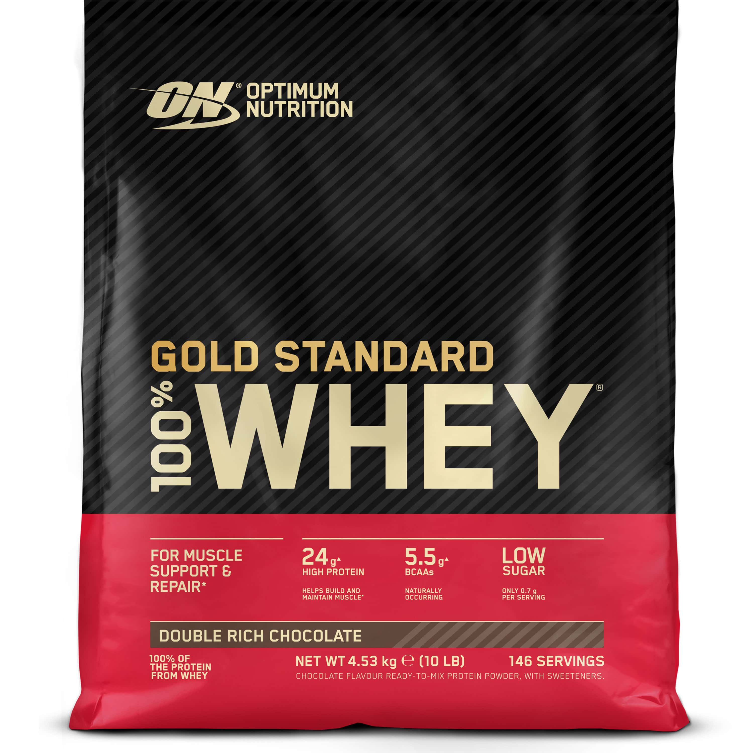 Beutel mit Gold Standard 100% Whey. Schwarzer Hintergrund, roter Boden. Text: Optimum Nutrition, Whey, Double Rich Chocolate.