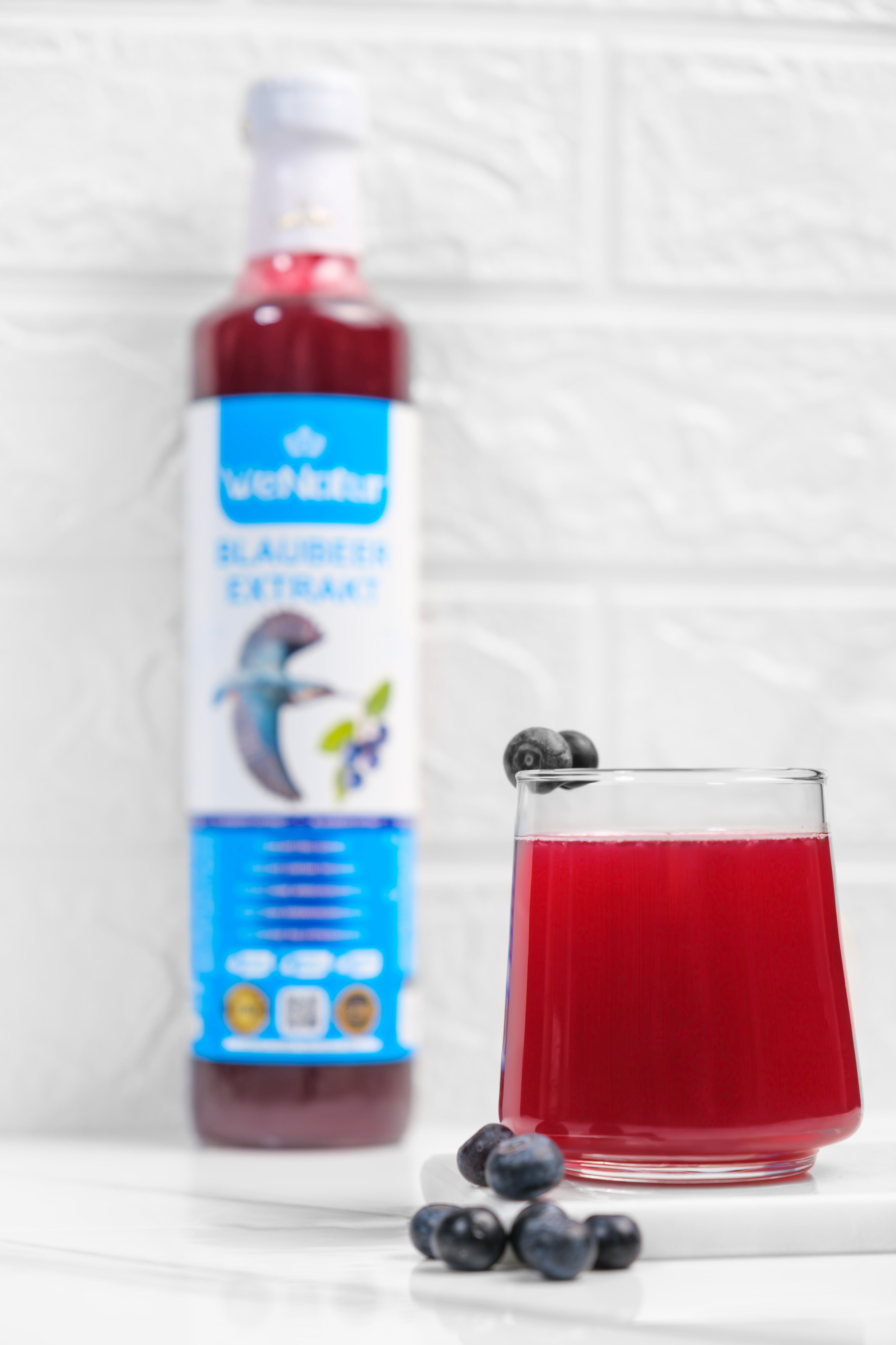 WeNatur Blaubeer Extrakt Flasche mit Glas und Beeren.