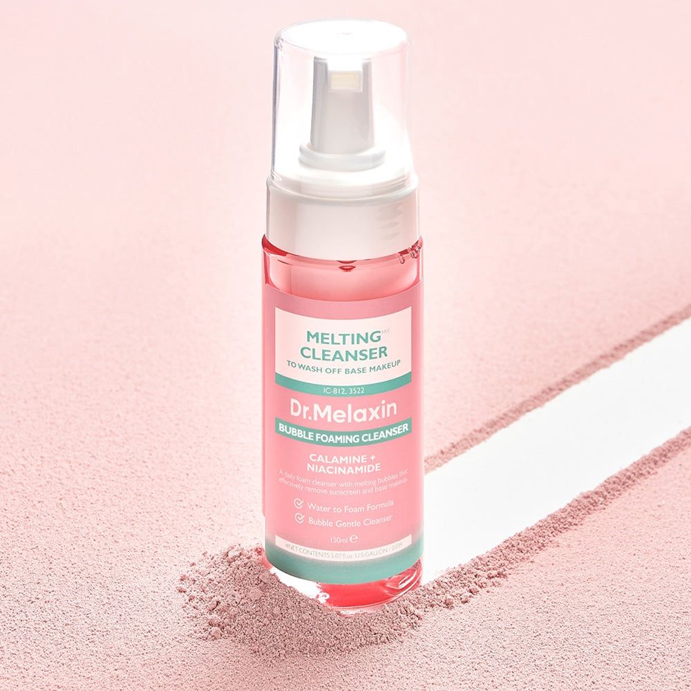 Rosa Flasche mit weißem Pumpkopf. Aufschrift: Dr. Melaxin, Melting Cleanser, Bubble Foaming Cleanser. Auf rosa Untergrund.
