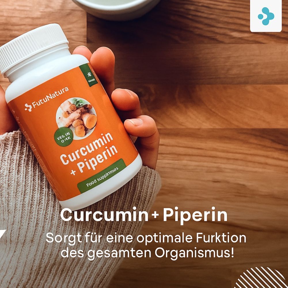 Hand hält Flasche mit Aufschrift: Curcumin + Piperin. Vegan Caps. Food supplement. Auf Holzuntergrund. Text: Curcumin + Piperin. Optimale Funktion.