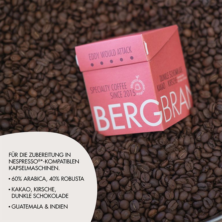 Rote Verpackung auf Kaffeebohnen. Aufdruck: BERGBRAND, Eddy would Attack, Kapselkaffee. Text: 60% Arabica, 40% Robusta.