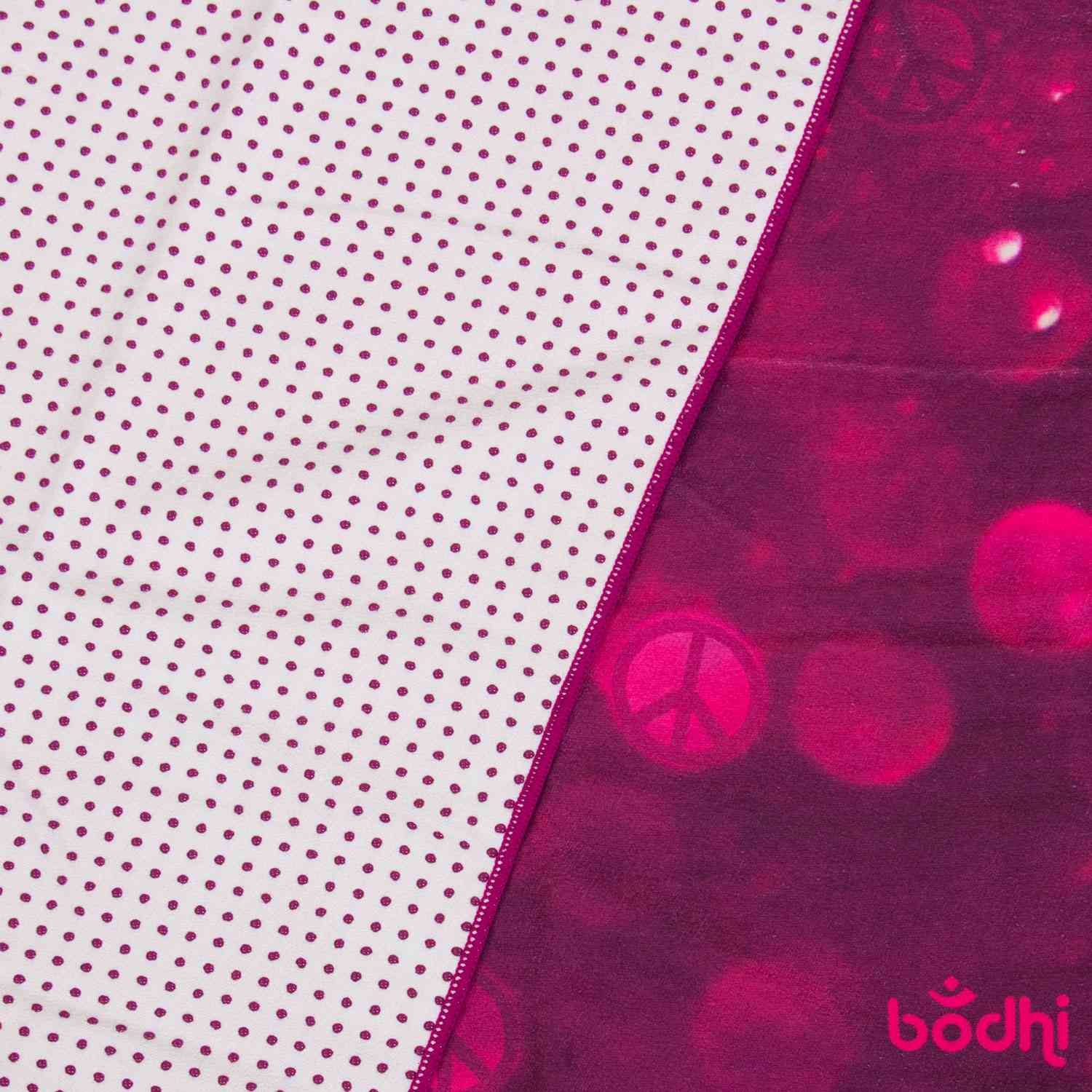Auberginefarbenes Yogahandtuch mit Peace-Zeichen und weißem Stoff mit Punkten. Bodhi-Logo sichtbar.