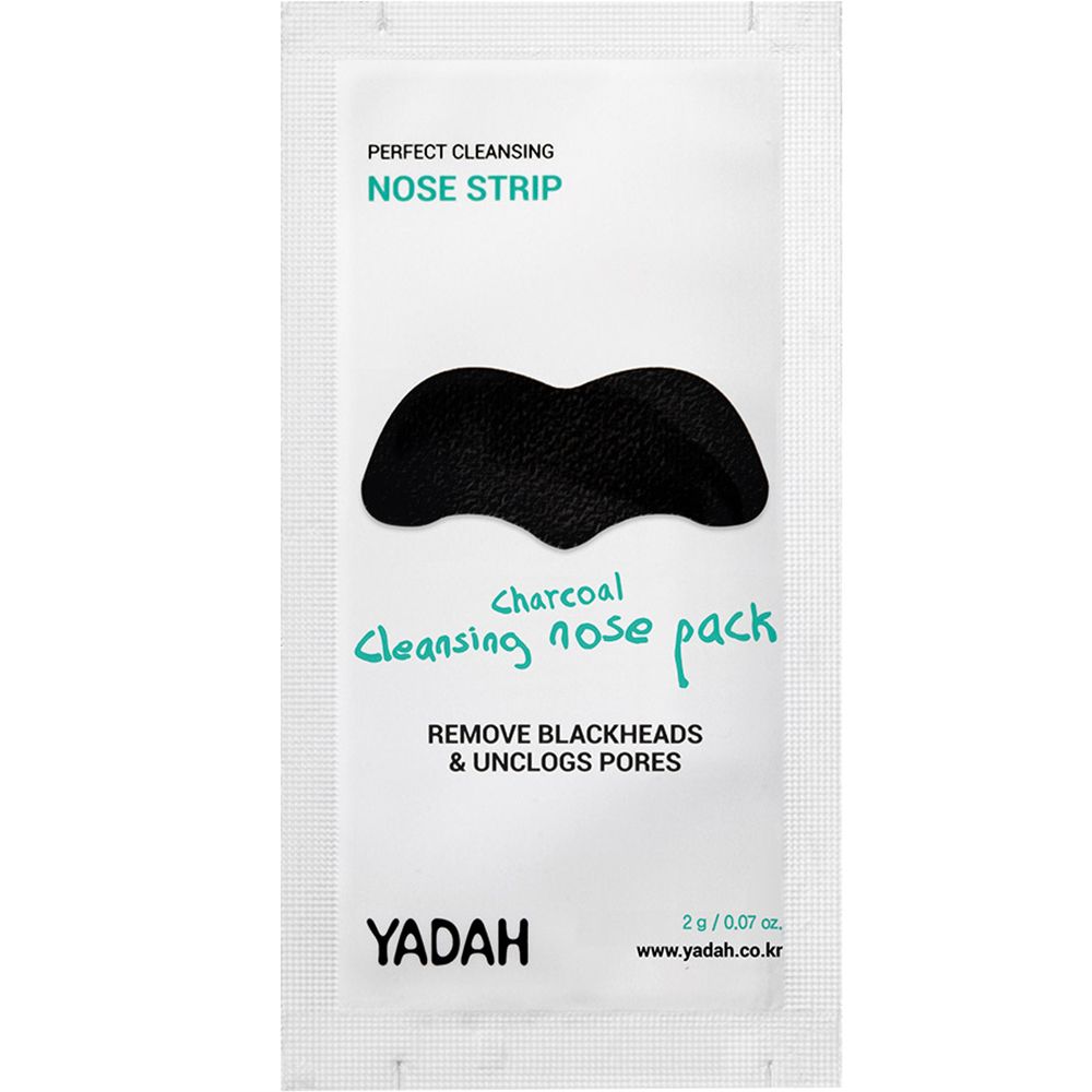 Verpackung mit schwarzem Nasenstreifen. Text: Charcoal Cleansing Nose Pack, YADAH. Entfernt Mitesser und reinigt Poren.