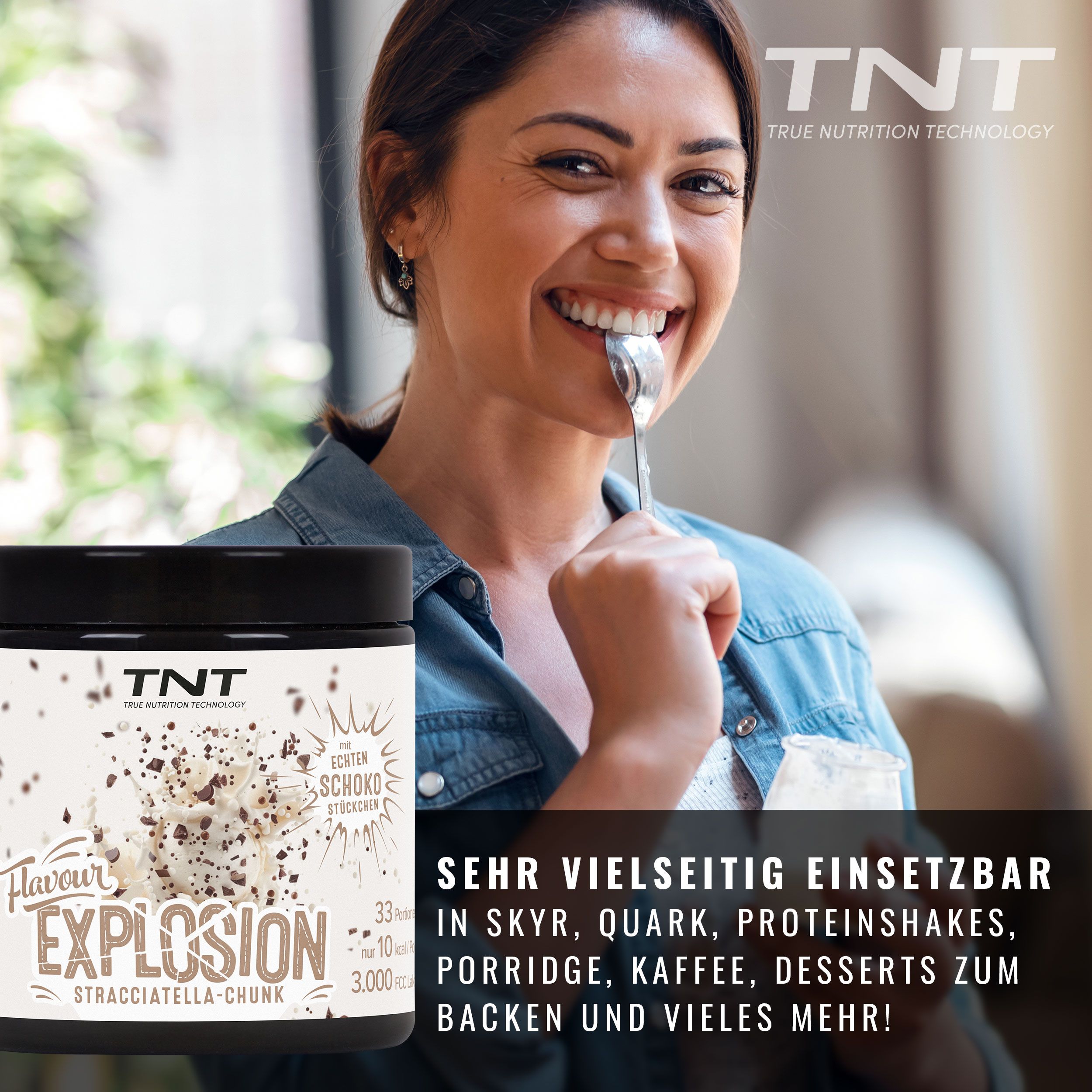Frau isst Joghurt mit einem Löffel. Im Hintergrund ein Glas mit TNT Flavour Explosion, Stracciatella-Chunk. Text: Sehr vielseitig einsetzbar.