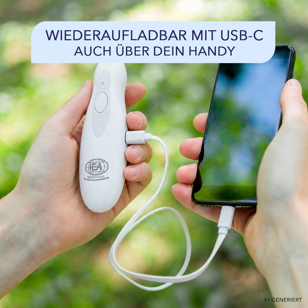 Hände laden den IEA Medical Insektenstichheiler mit einem Smartphone über USB-C.