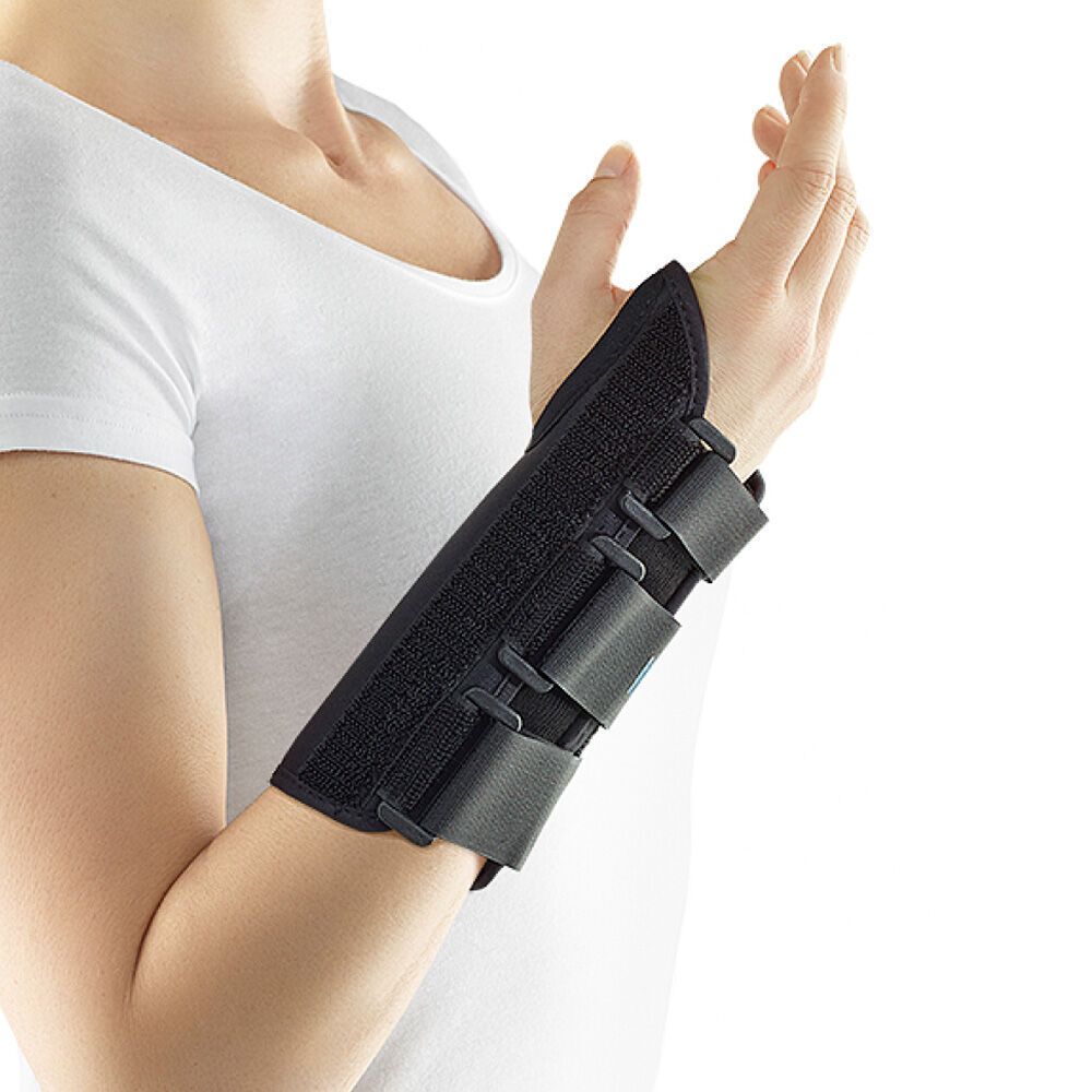 Handgelenkorthese mit Daumenfixierung am Arm einer Frau. Schwarzes Material, Klettverschlüsse.