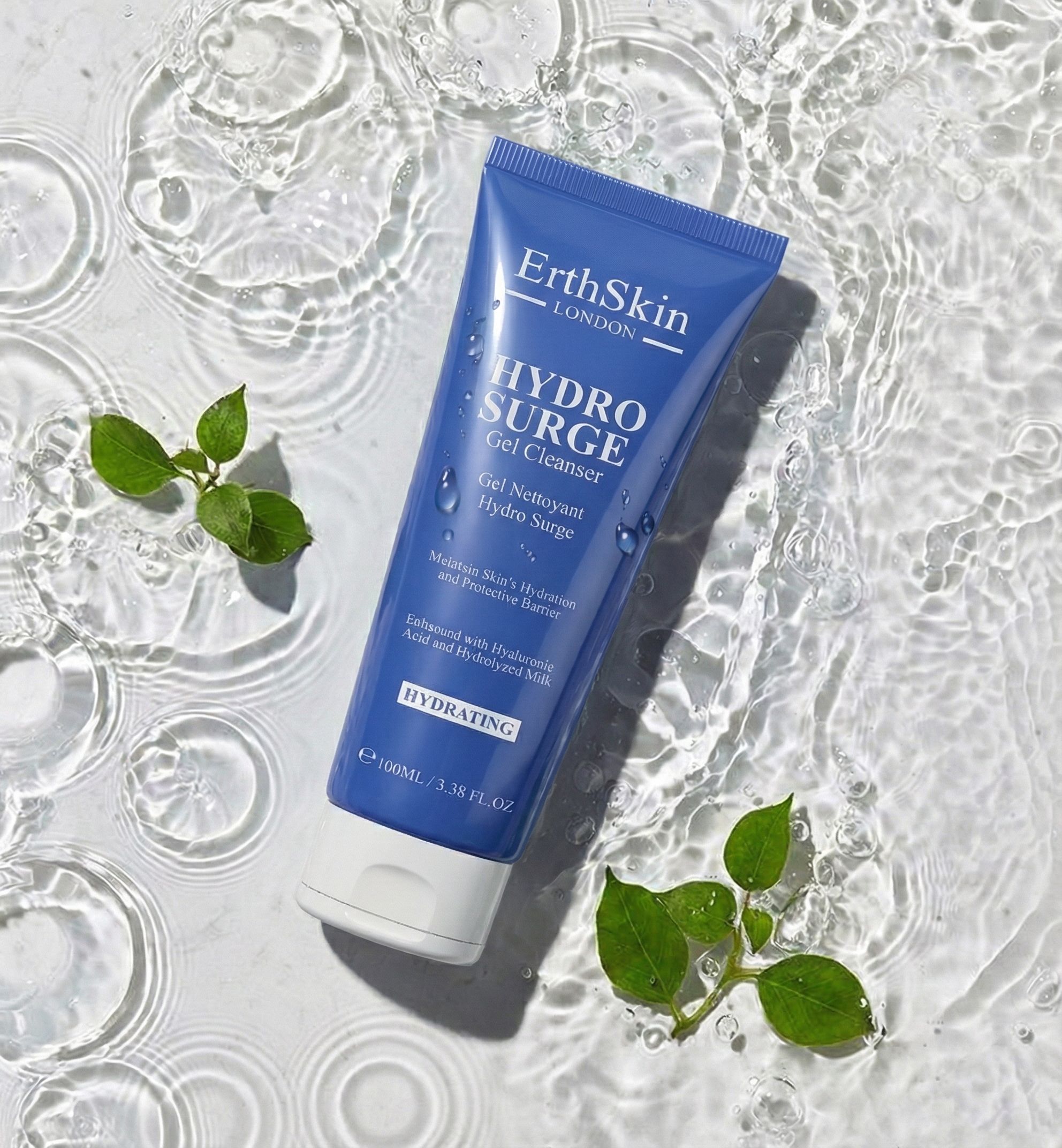 Blaue Tube mit Text. Wasser mit Blättern im Hintergrund. Produktname: HYDRO SURGE Gel Cleanser.
