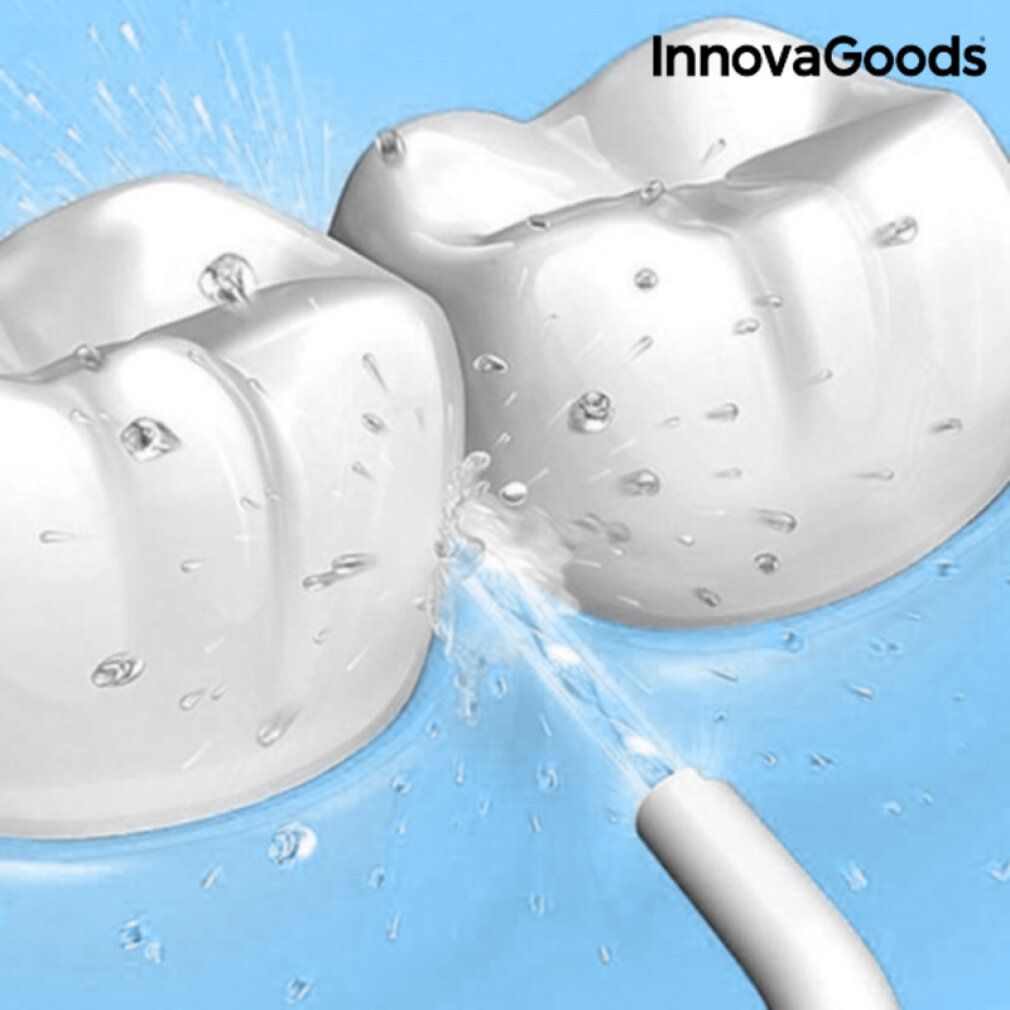 Wasserstrahl zwischen Zähnen. Munddusche-Spitze sichtbar. InnovaGoods Logo.