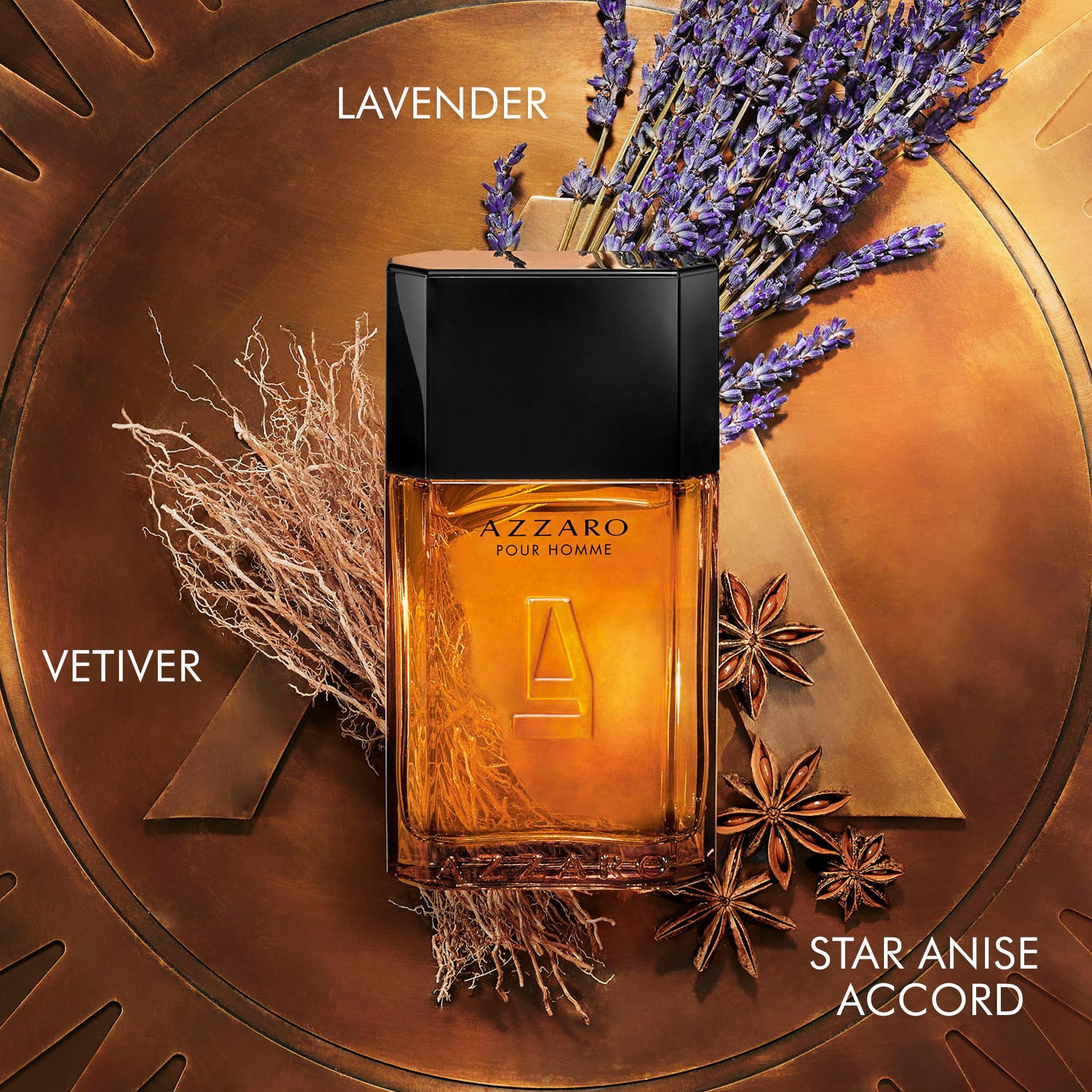 Azzaro Pour Homme Flakon mit Lavendel, Sternanis und Vetiver. Rechteckiger Flakon mit schwarzem Deckel. Gelbe Flüssigkeit.
