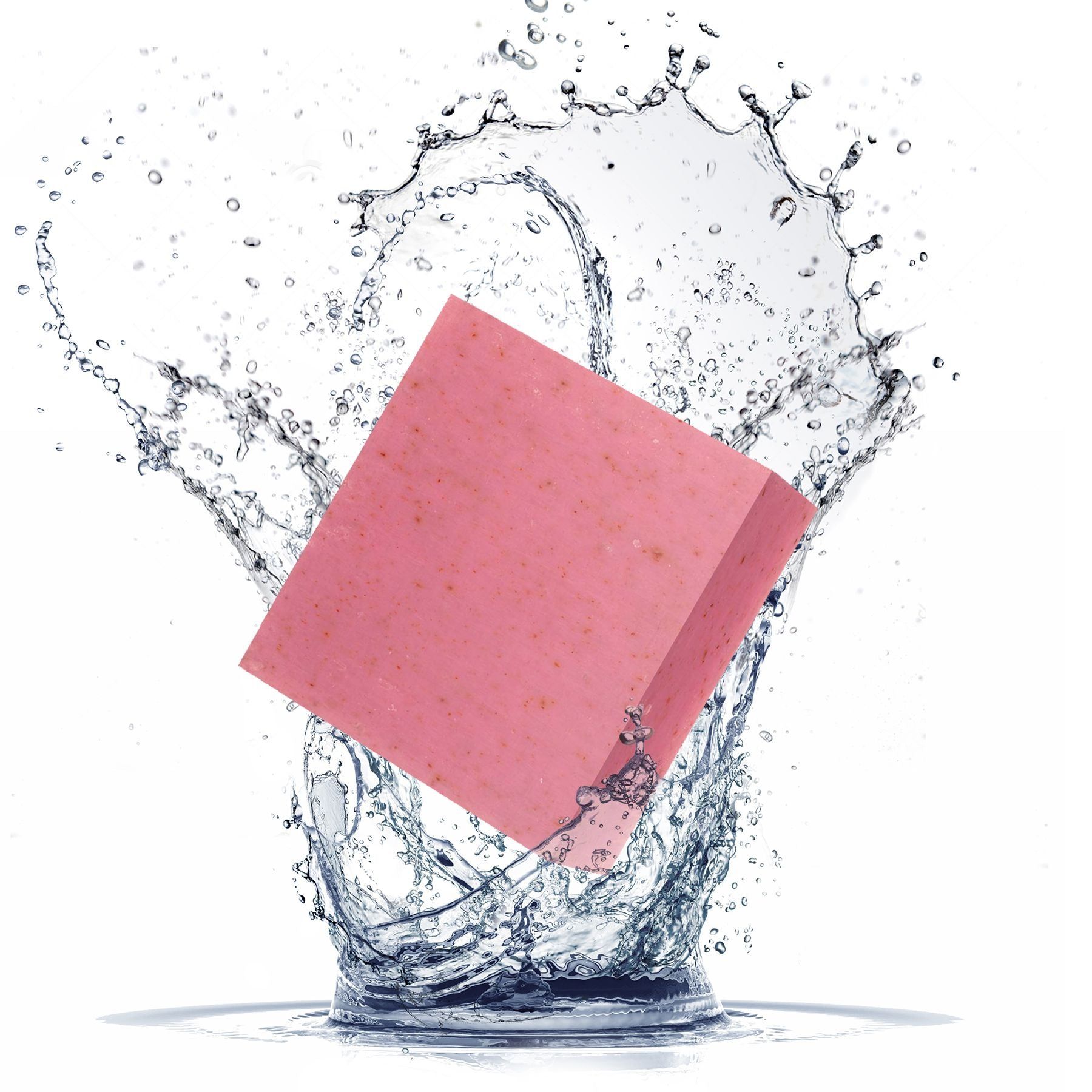 Rosa Gesichtsreinigungsseife, quadratisch. Seife im Wasser, Wasserspritzer. Eckige Form.