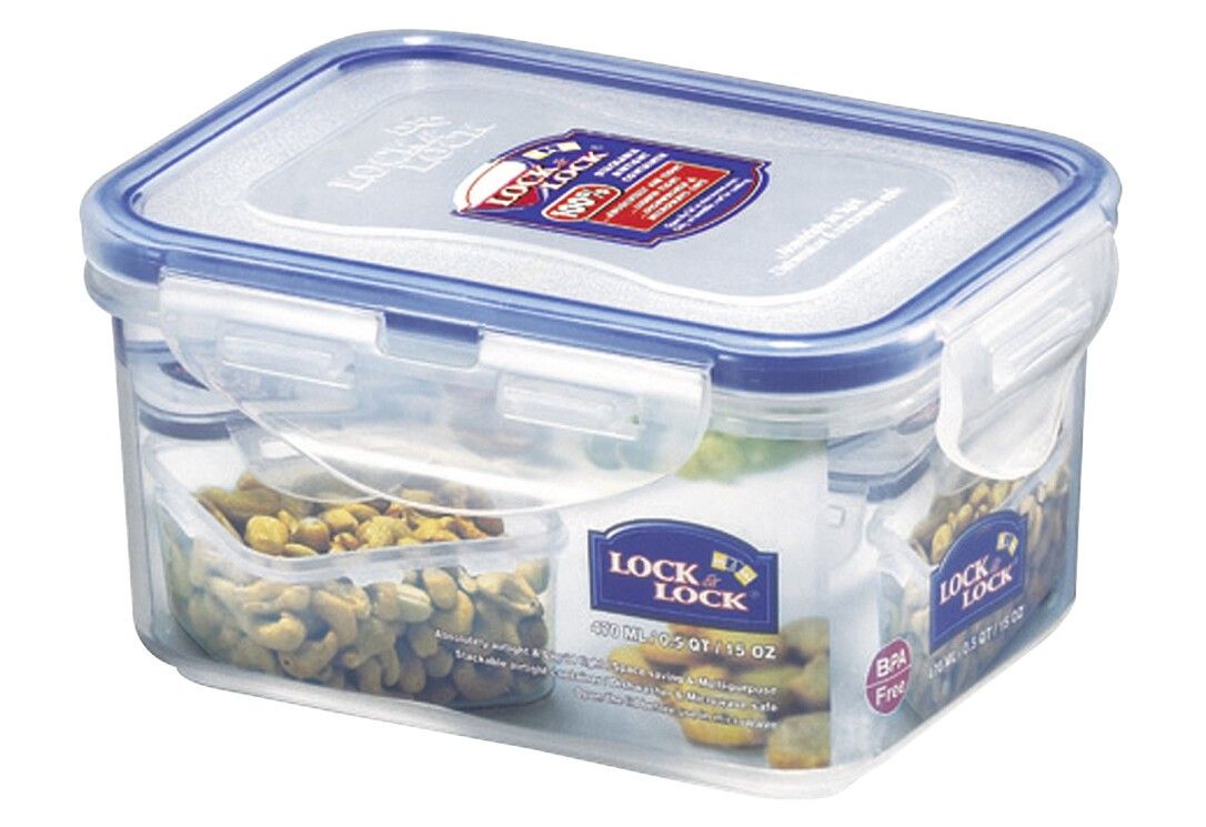Transparente Frischhaltedose mit blauem Deckel und Verschlüssen. Aufkleber mit Logo und Produktinformationen. Inhalt teilweise sichtbar.