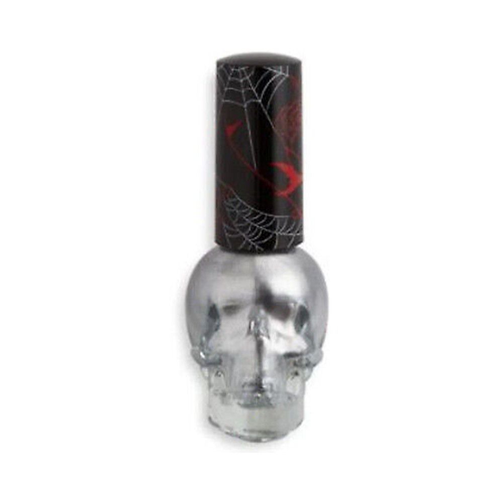 Nagellackflasche in Totenkopf-Form. Schwarzer Deckel mit Spinnennetz-Design. Silberfarbener Nagellack. Klarer, silberner Totenkopf-Behälter.