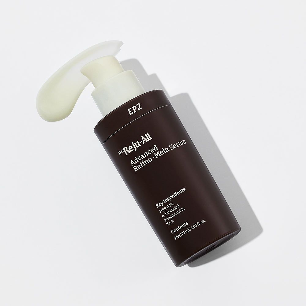Braune Serumflasche mit weißem Spender. Aufschrift: Dr. Reju-All Advanced Retino-Mela Serum. Enthält 30 ml.