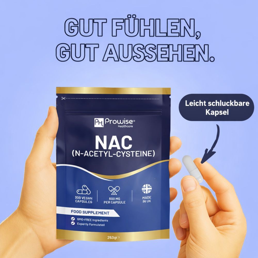 Hand hält eine Kapsel neben einer Produktverpackung mit NAC (N-Acetyl-Cystein) Kapseln. 300 vegane Kapseln.