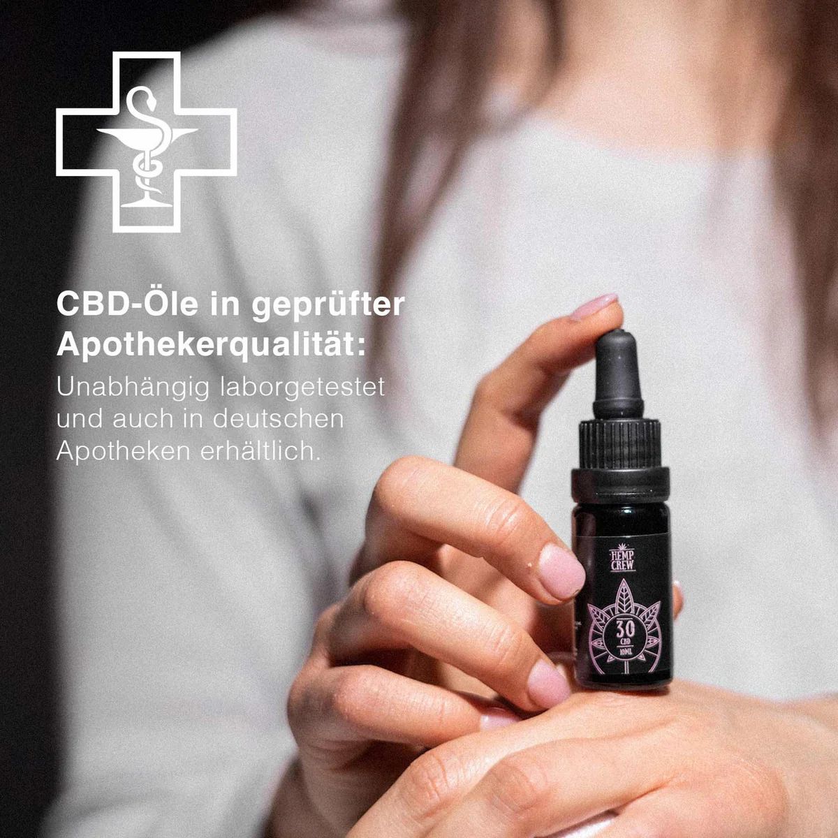 Person hält eine braune Flasche mit Pipette. Text: CBD-Öle in geprüfter Apothekerqualität.