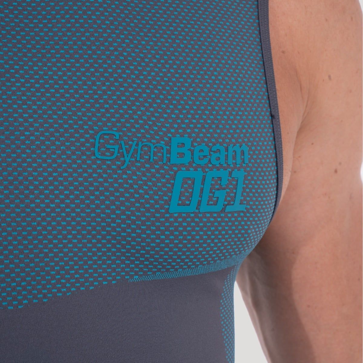 Detailansicht des GymBeam OG1 Logos auf grauem und blauem Herren-Tanktop.
