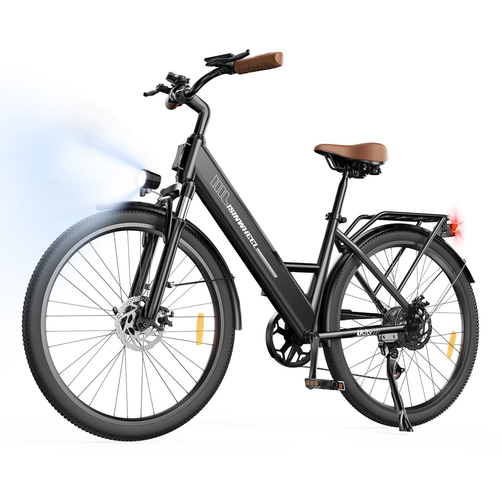 Schwarzes E-Bike mit Korb, braunem Sattel und Lenker. Scheinwerfer und Rücklicht sind eingeschaltet.
