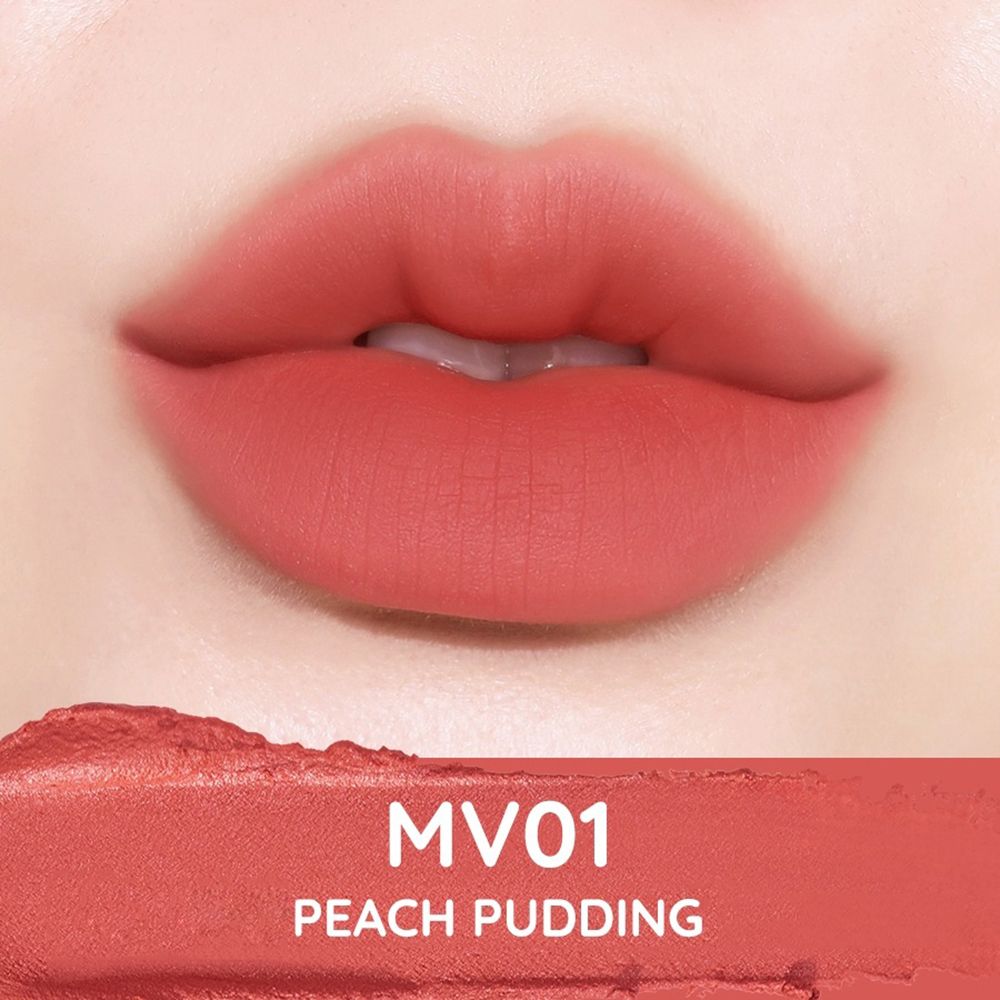 Nahaufnahme von Lippen, die mit einem rosafarbenen Lippenstift bemalt sind. Darunter steht der Text MV01 PEACH PUDDING.