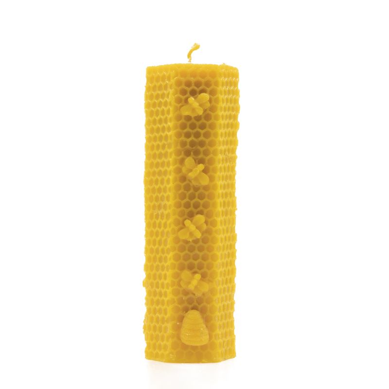 Gelbe Wachskerze mit Bienenwabenmuster und Bienen-Dekoration. Zylindrische Form, aufrecht stehend.