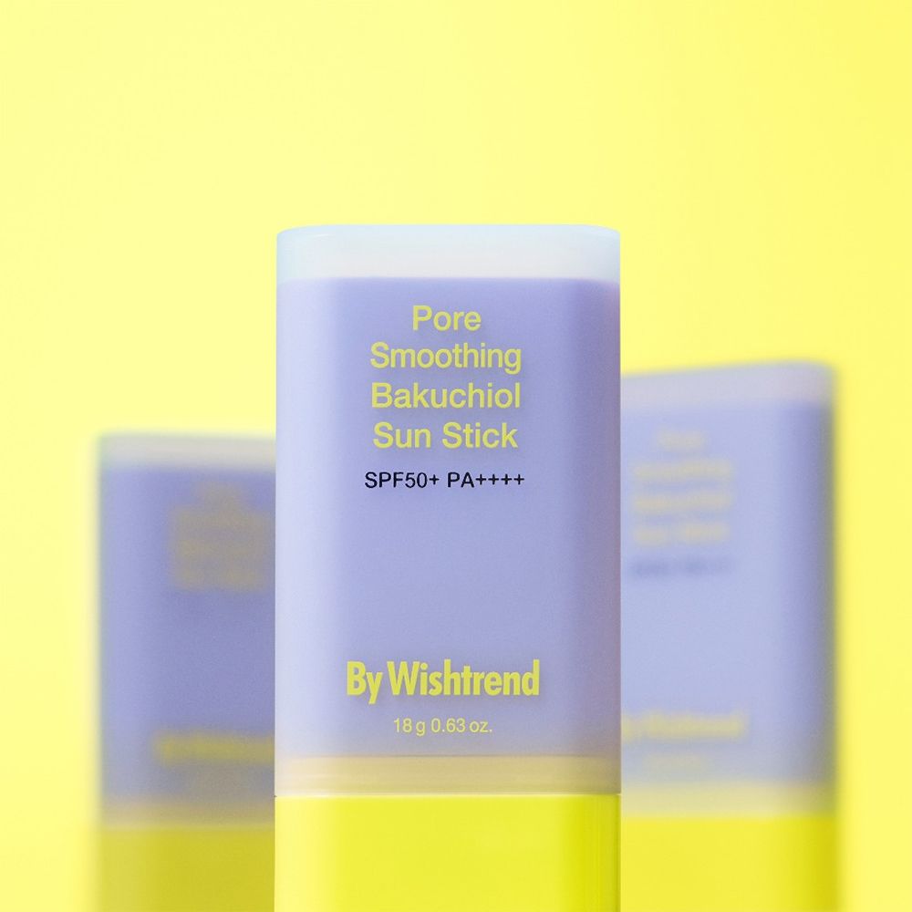 Drei lila-gelbe Sonnenschutz-Sticks. Text: Pore Smoothing Bakuchiol Sun Stick SPF50+ PA++++. Marke: By Wishtrend. Gelber Hintergrund.