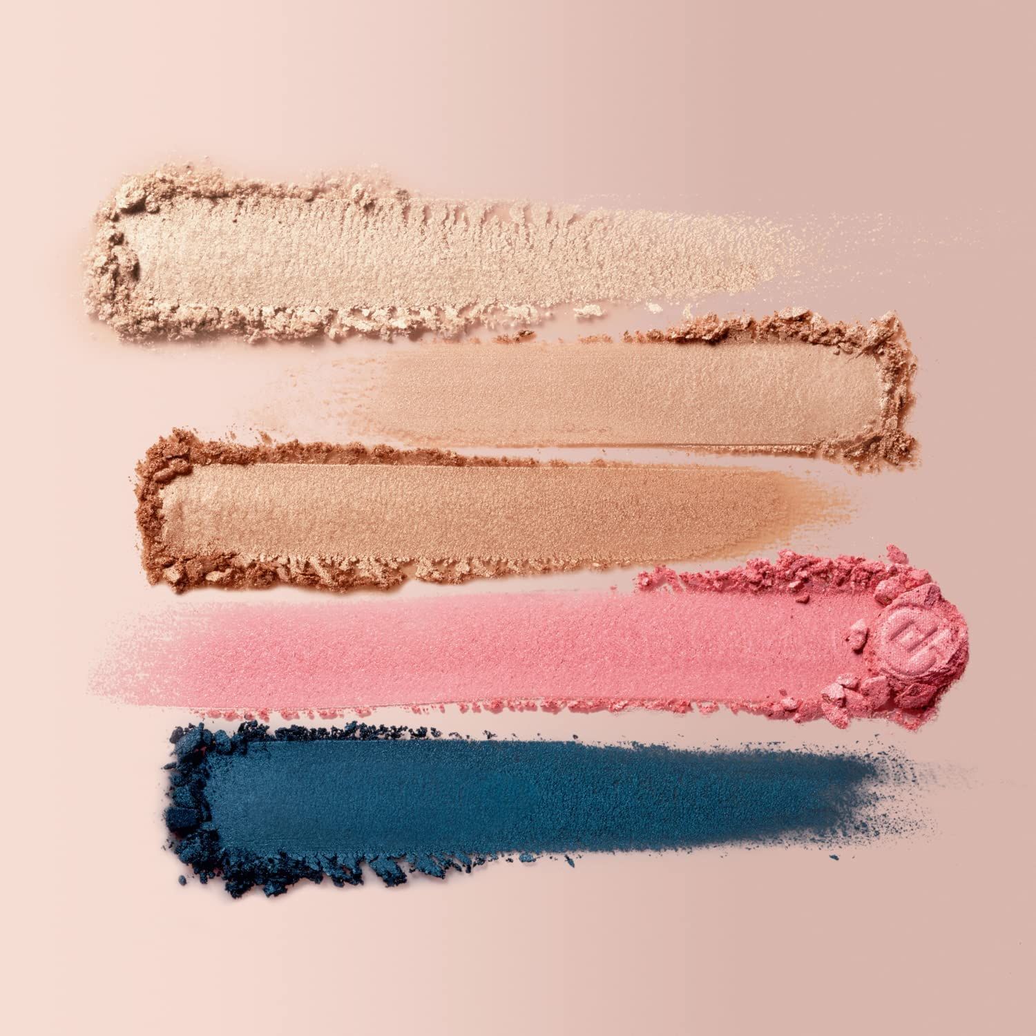 Vier Farbmuster von Ombretto Compatto Impeccabile. Farben: hell, beige, braun, rosa und blau. Textur: Puder.